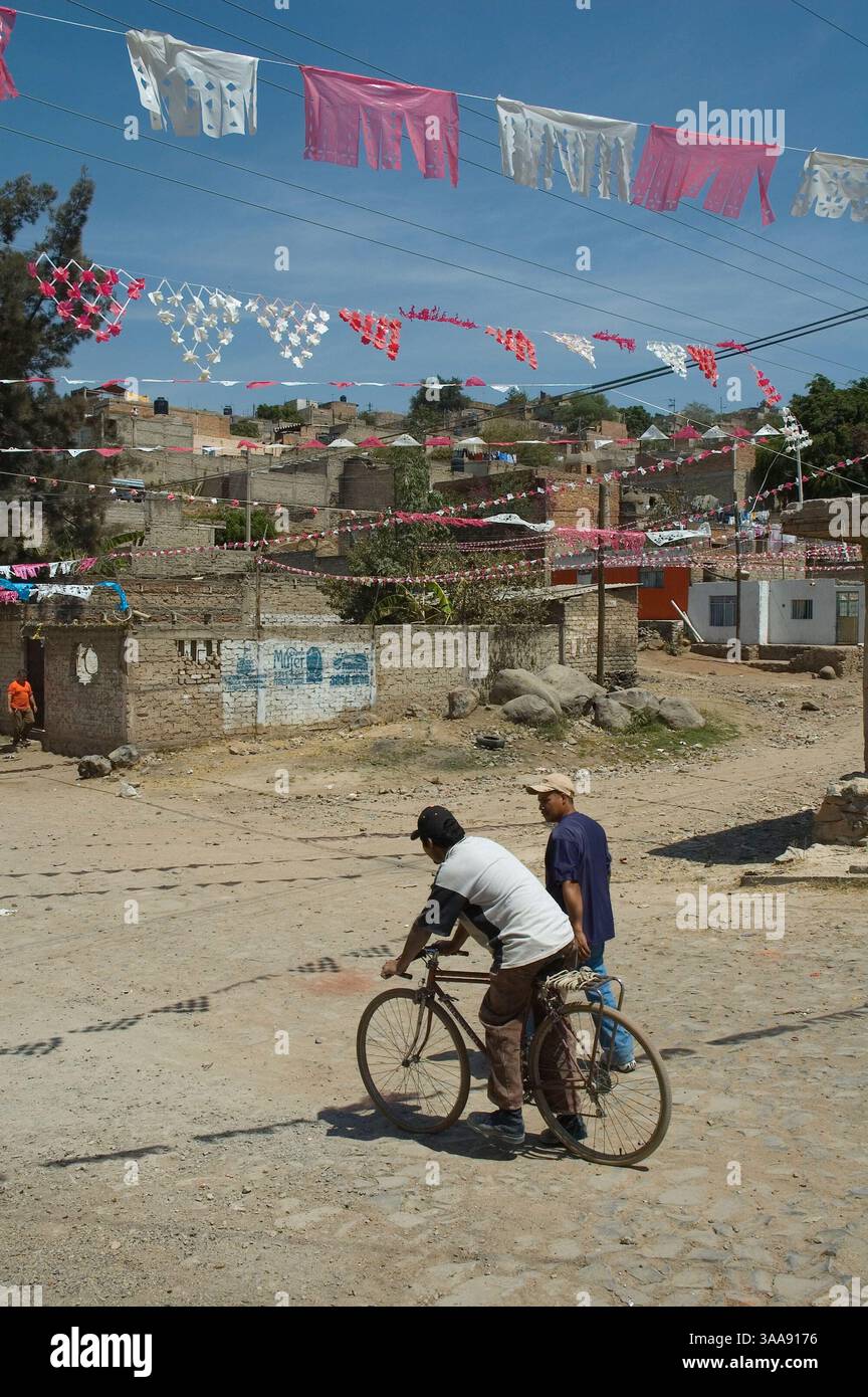 14 marzo 2006; Guadalajara, MESSICO; scene di strada e residenti del quartiere Cerro del Cuatro (Channel Four Hill) a Guadalajara, Jalisco, Messico. L'area prende il nome dalle antenne della stazione televisiva locale Channel Four che si trovano in cima alla collina che il quartiere occupa. Il Cerro del Cuatro ha un alto tasso di criminalità e incidenza del consumo di droga. Credito obbligatorio: Foto di Keith Dannemiller/ZUMA KPA. (©) Copyright 2006 di Keith Dannemiller Foto Stock