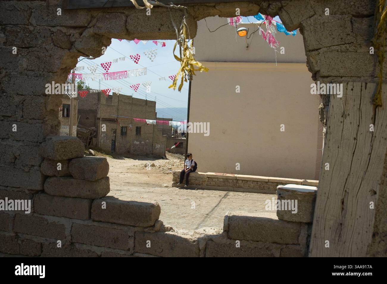14 marzo 2006; Guadalajara, MESSICO; scene di strada e residenti del quartiere Cerro del Cuatro (Channel Four Hill) a Guadalajara, Jalisco, Messico. L'area prende il nome dalle antenne della stazione televisiva locale Channel Four che si trovano in cima alla collina che il quartiere occupa. Il Cerro del Cuatro ha un alto tasso di criminalità e incidenza del consumo di droga. Credito obbligatorio: Foto di Keith Dannemiller/ZUMA KPA. (©) Copyright 2006 di Keith Dannemiller Foto Stock