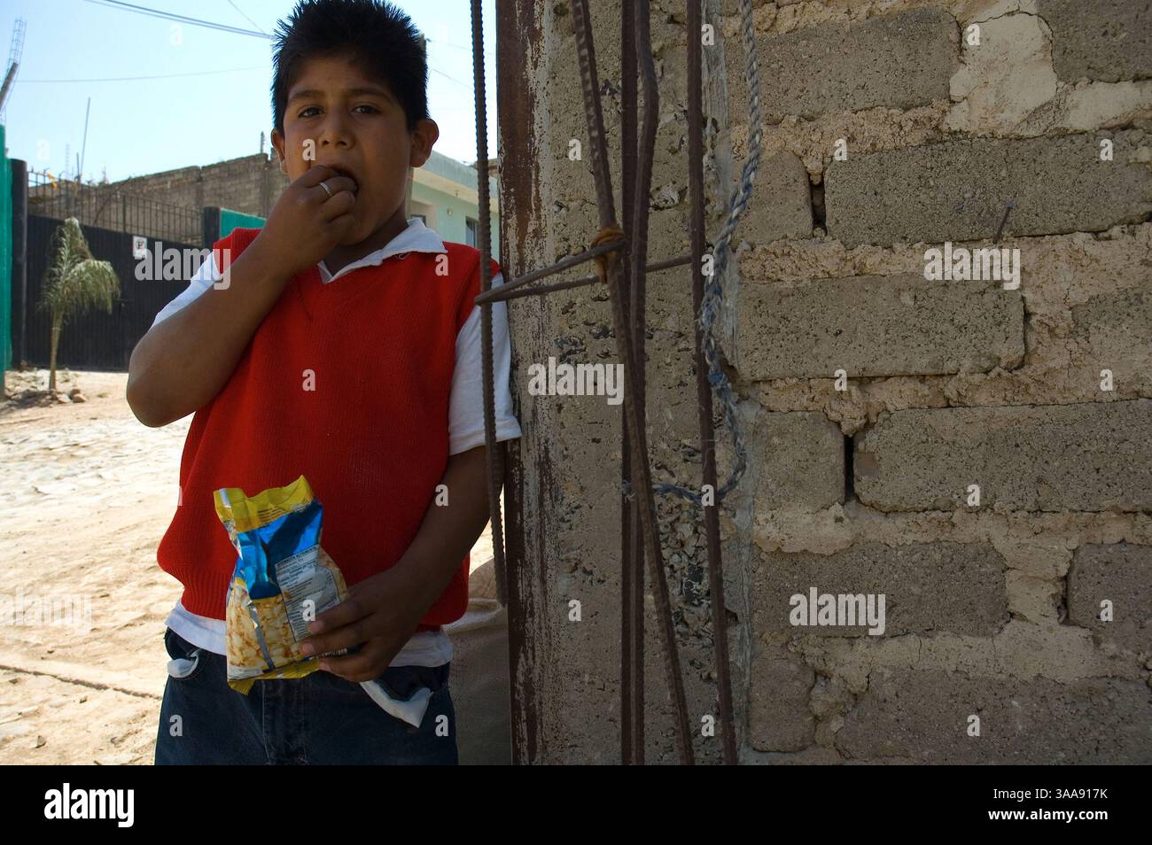 14 marzo 2006; Guadalajara, MESSICO; scene di strada e residenti del quartiere Cerro del Cuatro (Channel Four Hill) a Guadalajara, Jalisco, Messico. L'area prende il nome dalle antenne della stazione televisiva locale Channel Four che si trovano in cima alla collina che il quartiere occupa. Il Cerro del Cuatro ha un alto tasso di criminalità e incidenza del consumo di droga. Credito obbligatorio: Foto di Keith Dannemiller/ZUMA KPA. (©) Copyright 2006 di Keith Dannemiller Foto Stock