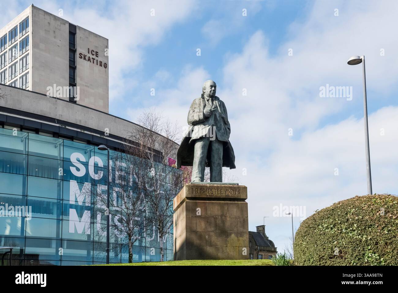 Statua in bronzo di J B Priestley di Ian Judd fuori dal Science & Media Museum di Bradford. Foto Stock