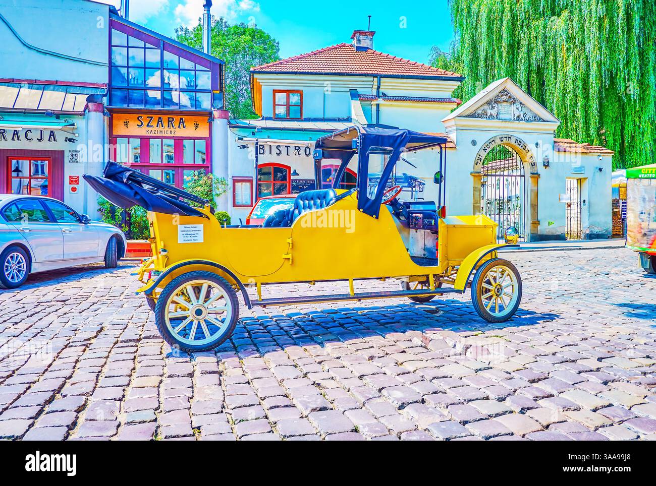 Cracovia in Polonia - Giugno 21, 2018: La scenic giallo in stile retrò auto elettrica serve come il trasporto turistico nella città vecchia di Cracovia, il 21 giugno a Krako Foto Stock