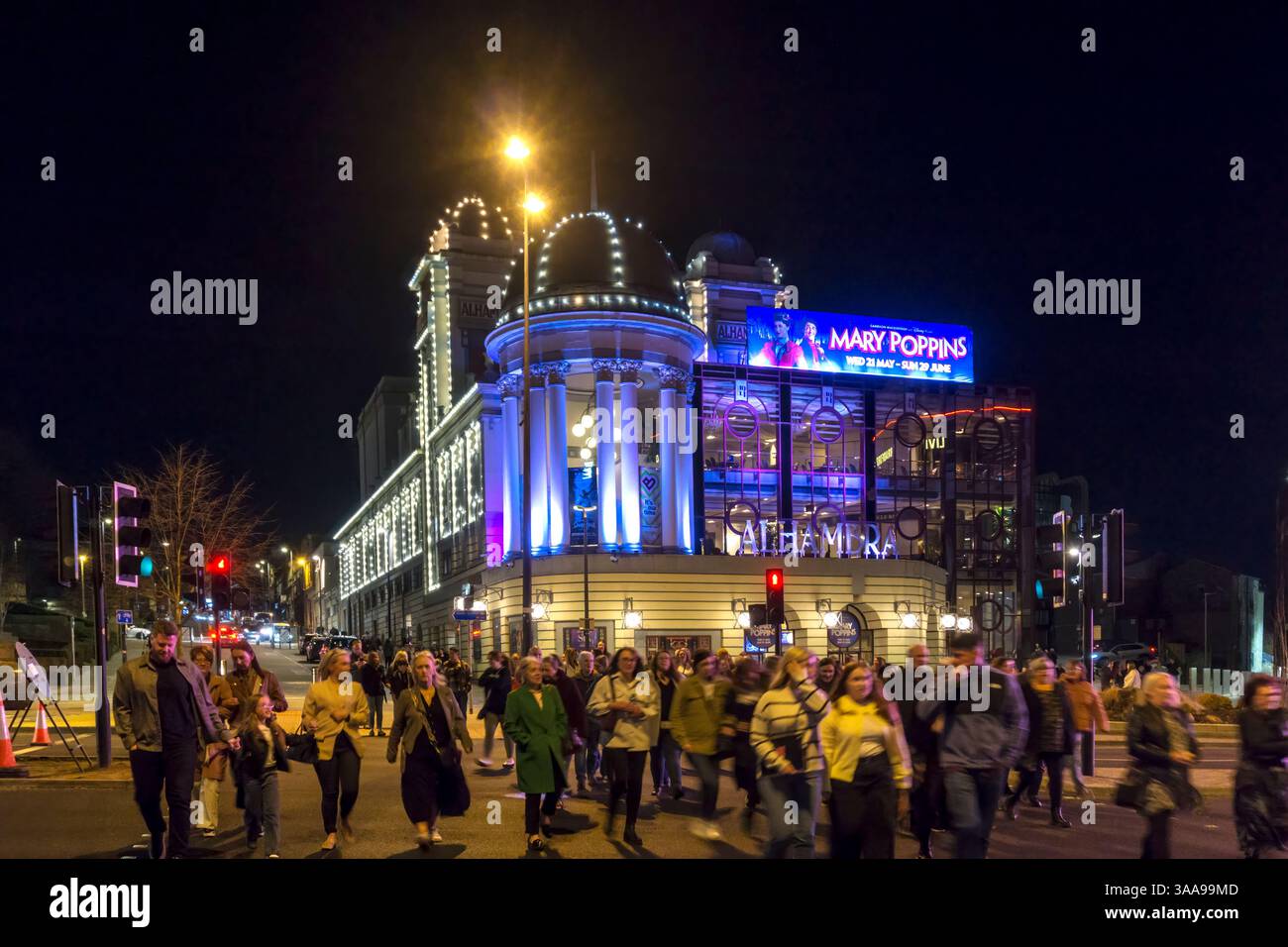 Folla che lascia l'Alhambra Theatre di Bradford dopo uno spettacolo serale. Foto Stock