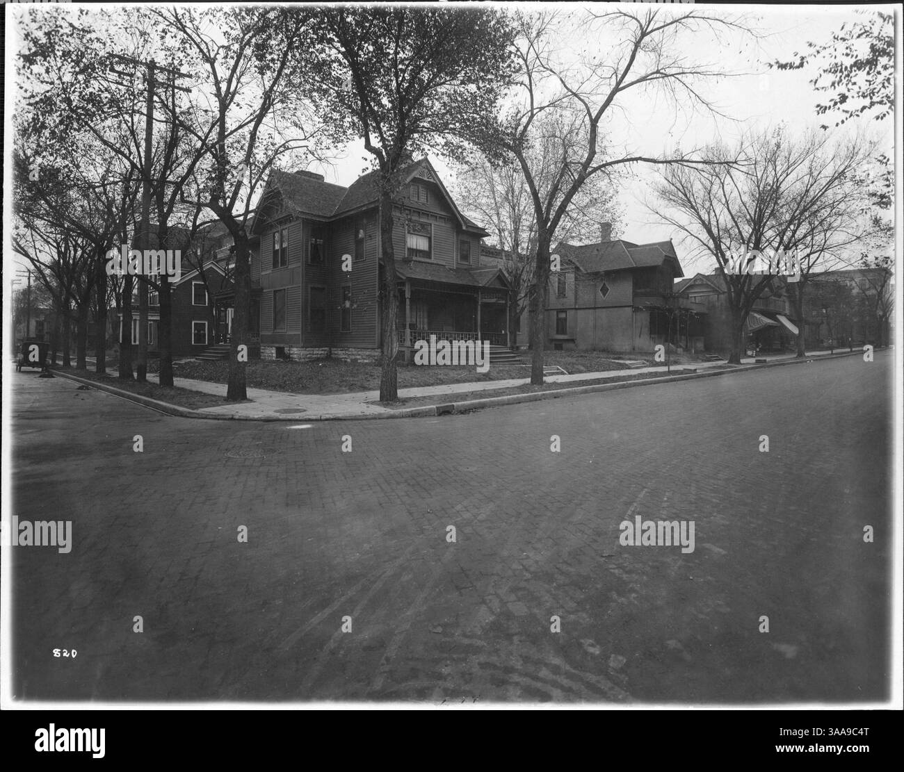 Le case vicino alla Emerson School nella contea di Hennepin fanno parte di una vivace comunità con facile accesso alle strutture educative e ai servizi locali. Foto Stock