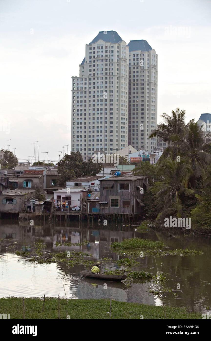 4 febbraio 2006; ho chi Minh City, Vietnam; Un nuovo complesso condominiale nano una vicina baraccopoli povera nel cuore della città di ho chi Minh, Vietnam. La rapida crescita economica di questa nazione sta portando a una distribuzione distorta della ricchezza e a un'ulteriore classificazione della società. Credito obbligatorio: Foto di Dang NGO/ZUMA Press. (©) Copyright 2006 di ZUMA Press Foto Stock