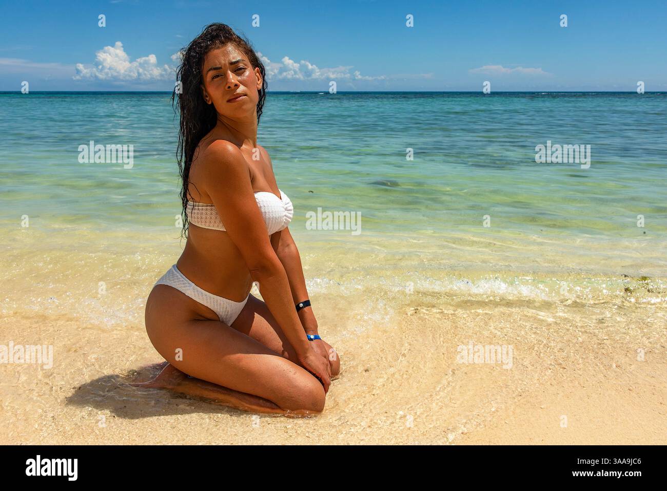 Trova il paradiso mentre un turista fa un tuffo rilassante, abbracciando uno stile di vita sano sulla spiaggia. Immergetevi nella serenità e nel benessere di questo tropicale Foto Stock