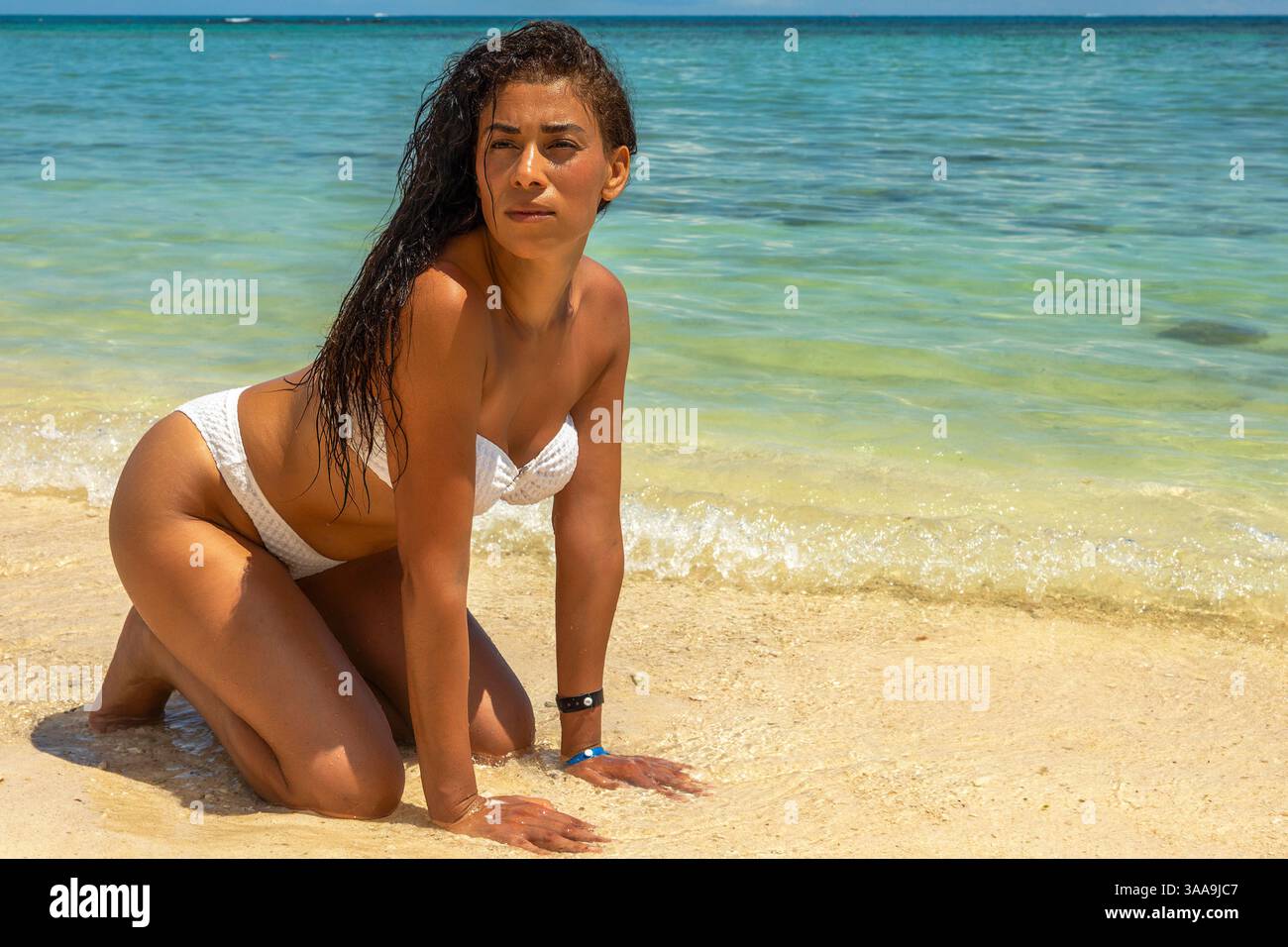Provate la beatitudine della spiaggia mentre un turista ama il paradiso per una vita rilassante e salutare. Godetevi l'atmosfera rilassante e lo stile di vita ringiovanente. Foto Stock