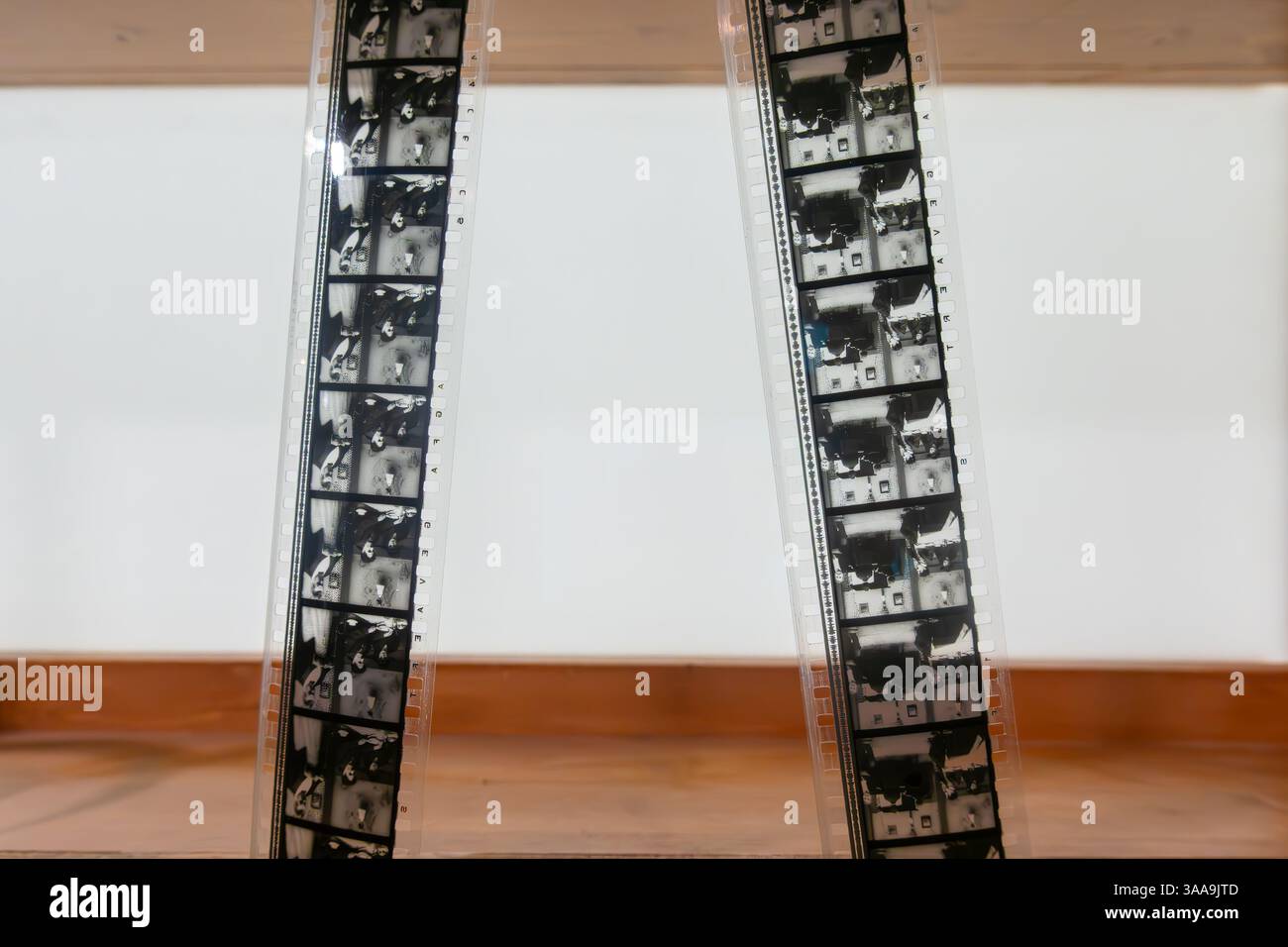 Vevey, Svizzera - 2 gennaio 2025: Strisce cinematografiche d'epoca dall'era analogica della cinematografia Foto Stock
