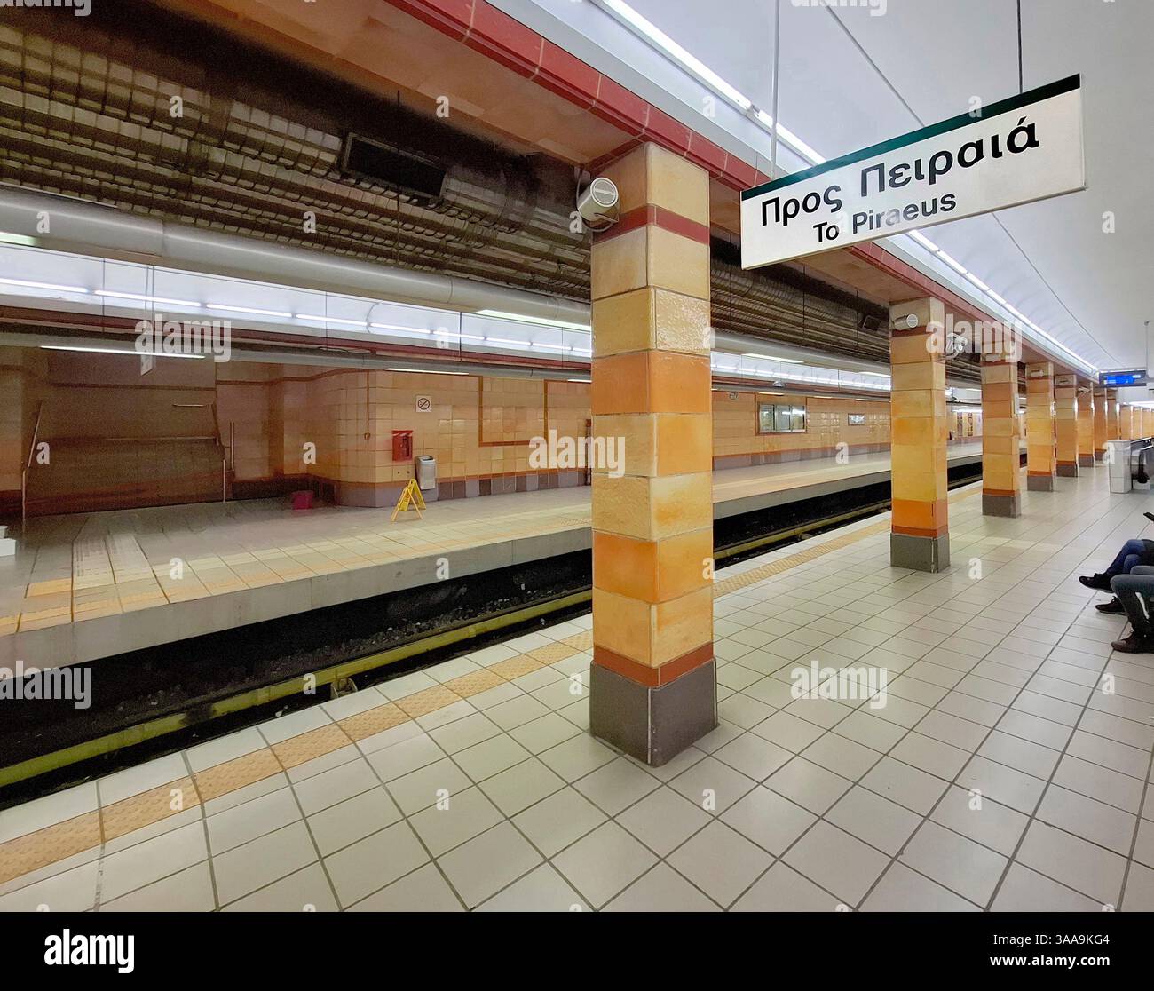 Binario della metropolitana vuoto del treno per il Pireo, Atene. Destinazione scritta in greco e inglese Foto Stock