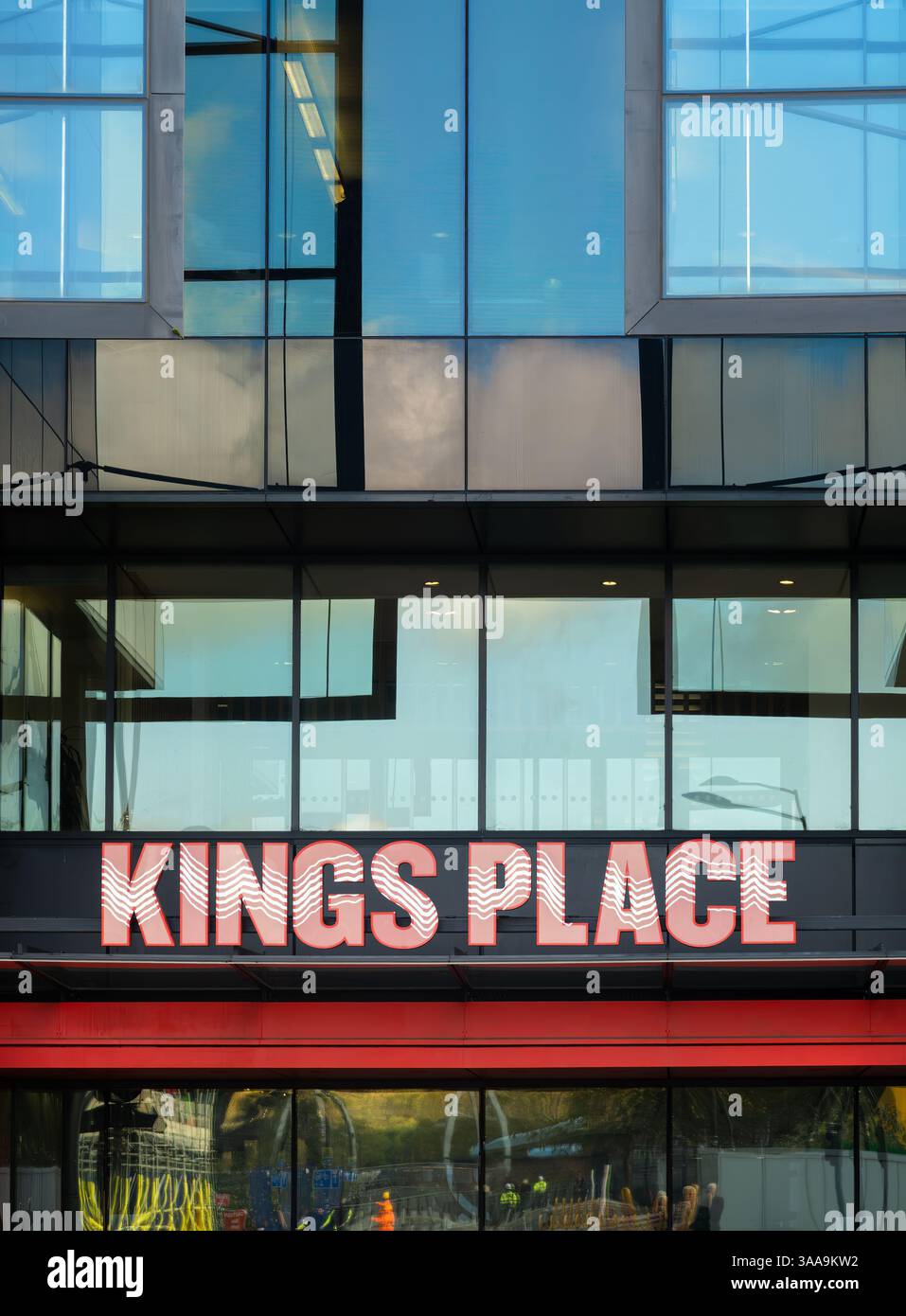 Londra, Regno Unito - 13 novembre 2024: Kings Place è un importante centro per le arti e le conferenze situato vicino a Kings Cross a Londra. Foto Stock