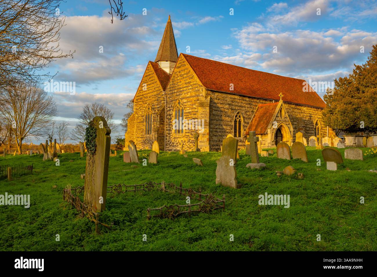 Il cortile della chiesa di St Marys chiesa inferiore Higham Kent Foto Stock