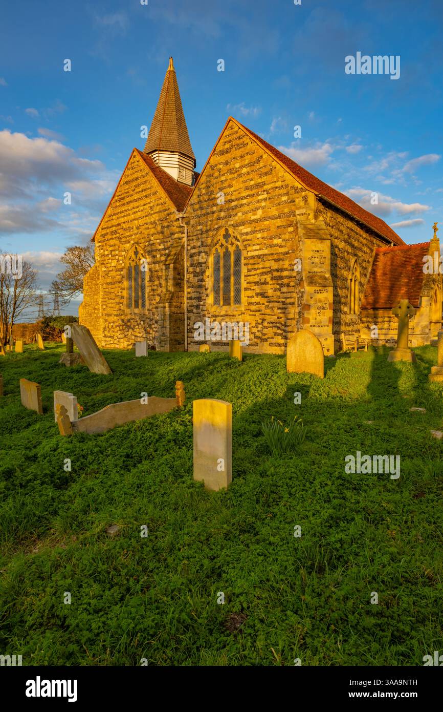 Il cortile della chiesa di St Marys chiesa inferiore Higham Kent Foto Stock
