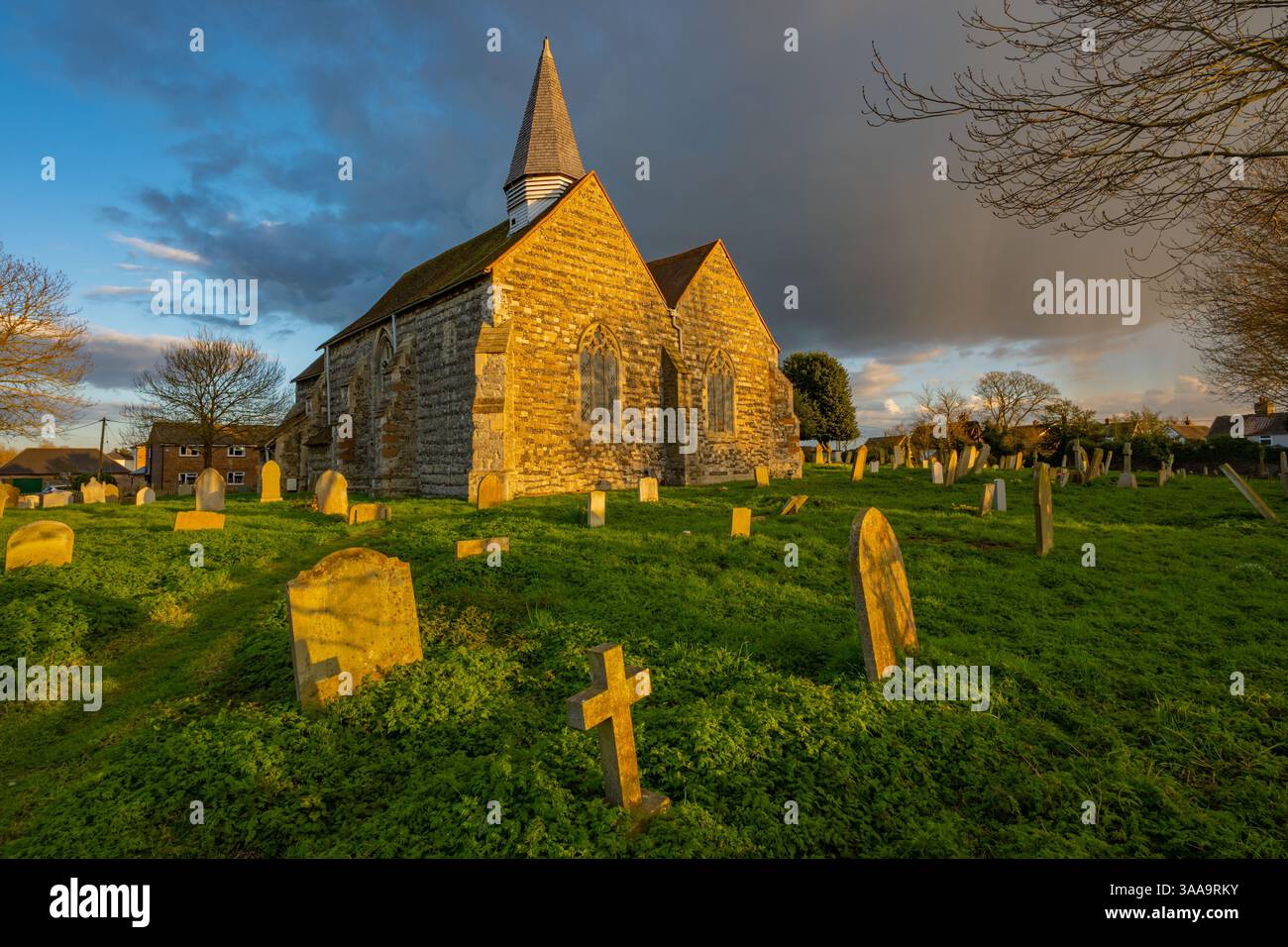 Il cortile della chiesa di St Marys chiesa inferiore Higham Kent Foto Stock