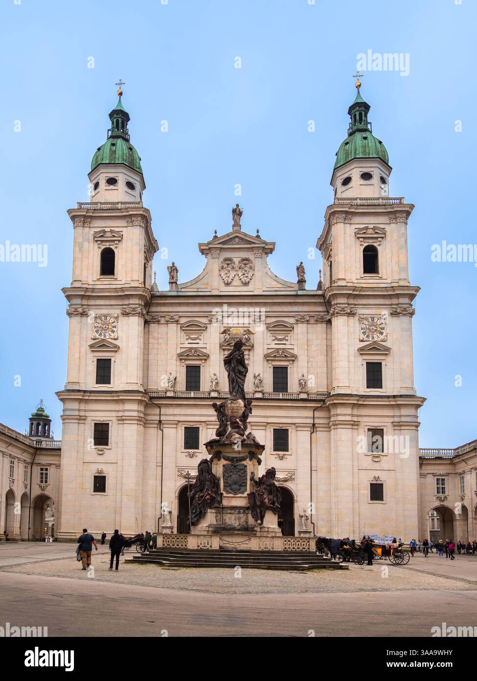 Salisburgo, Austria - 24 ottobre 2024: Una grande cattedrale barocca a Salisburgo con due cupole verdi, intricate pietre e una statua centrale nel for Foto Stock