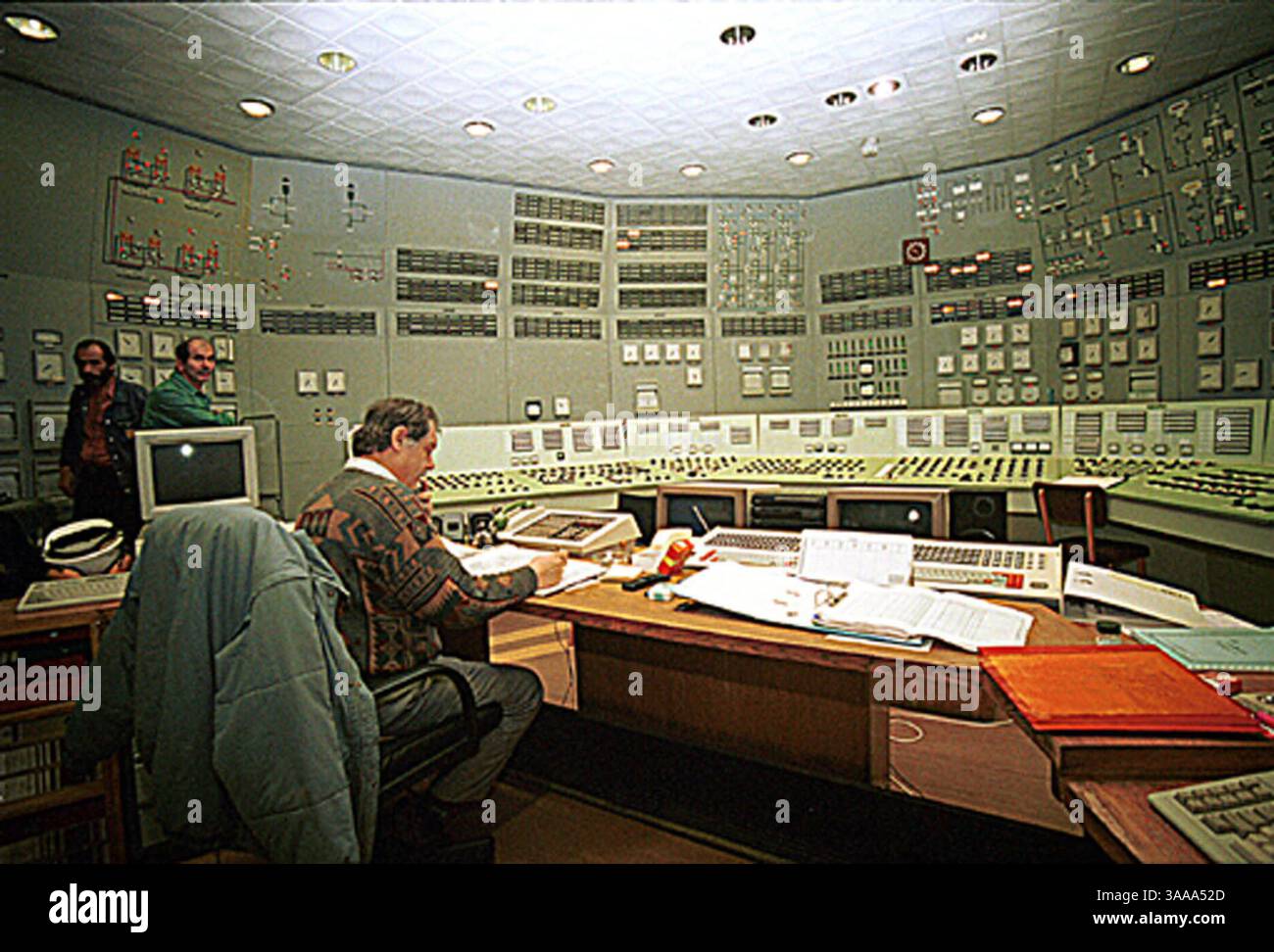 22 gennaio 1998; Paks, Ungheria; la sala di controllo principale della centrale nucleare di Paks, progettata dall'Unione Sovietica, 60 miglia a sud di Budapest. Paks è stato costruito da ingegneri sovietici a metà degli anni '1980 e dovrebbe essere gradualmente fuori servizio entro questo decennio. Foto Stock