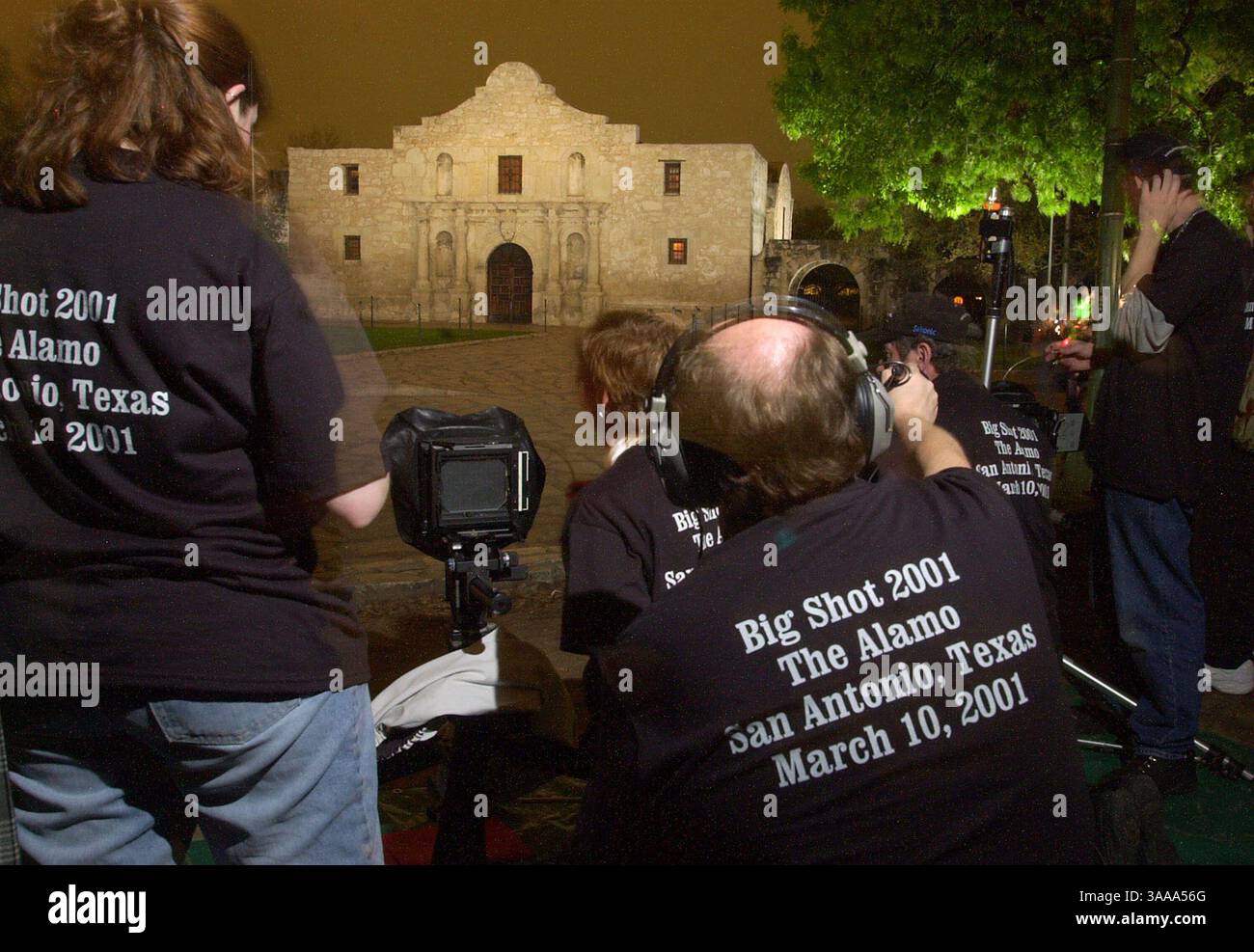 10 marzo 2001; San Antonio, Texas, Stati Uniti; un team di fotografi e assistenti del Rochester Institute of Technology, School of Photographic Arts and Sciences fotografa Alamo sabato sera 10 marzo 2001 con fotocamere di formato medio. Il team ha utilizzato una lunga esposizione e una tecnica chiamata ''pittura con la luce'' per illuminare il santuario con torce elettriche per circa 30 secondi per esposizione. Foto Stock