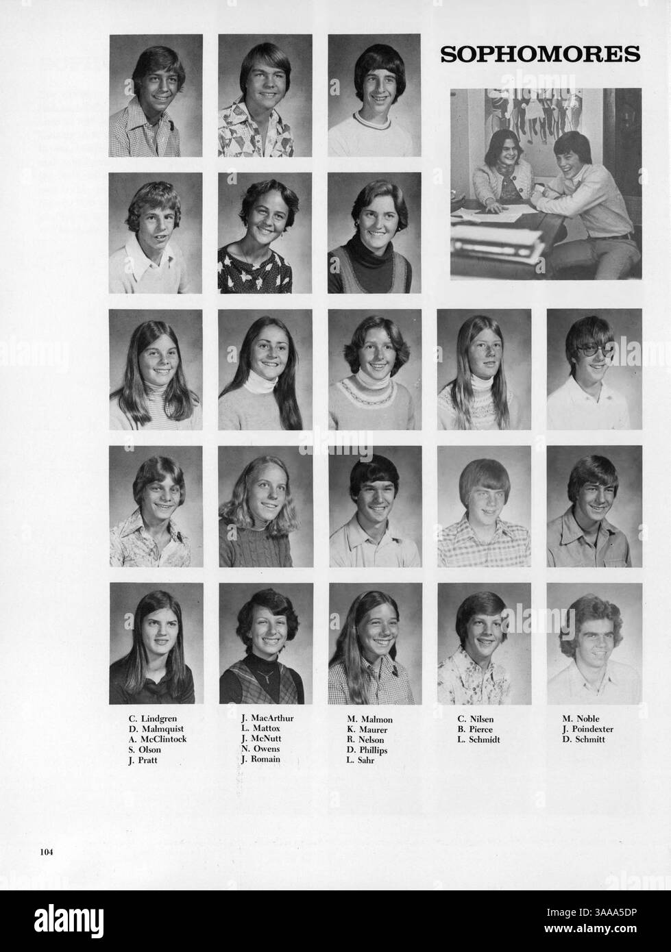 Il Blake Yearbook del 1977, "riflessioni", riflette sull'anno scolastico 1976-1977, mettendo in evidenza l'atletica, i club, la facoltà e l'impatto della storia afroamericana nell'ambiente scolastico. Foto Stock