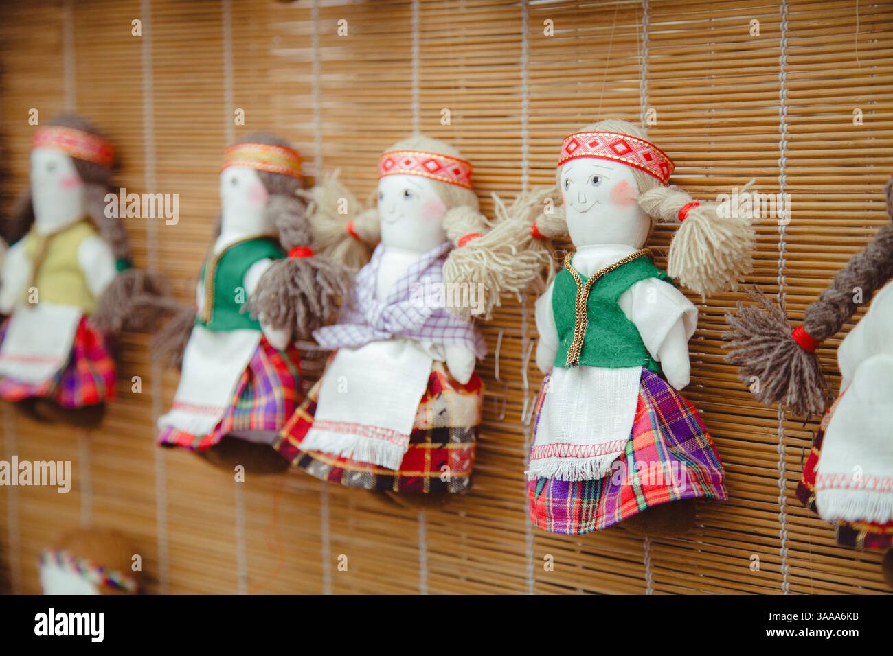 Piccole bambole tessili fatte a mano in abiti storici nazionali lituani - gilet e gonne a quadri Foto Stock