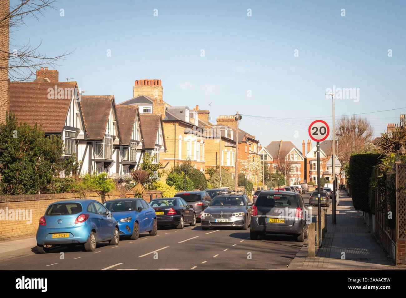 LONDRA - 31 MARZO 2025: Case residenziali a schiera su Nightingale Road nella zona di Clapham Balham nel sud-ovest di Londra Foto Stock