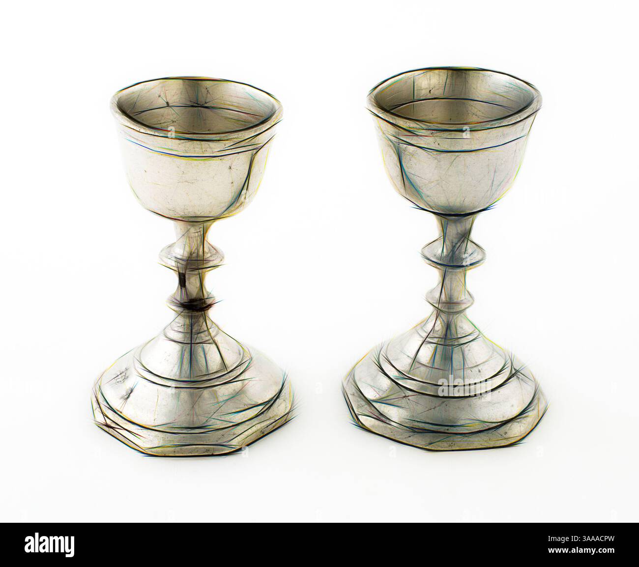 Due calici metallizzati elegantemente lavorati, ciascuno caratterizzato da un design morbido e curvilineo e da una base lucida. Gli intricati dettagli sfoggiano un aspetto classico ma senza tempo, con una finitura lucida che riflette la luce splendidamente. Arte classica con un tocco moderno reinventata da Artotop, basata su coppia di piccoli Calici, inizio XVIII secolo, regione berlina, Francia, Peltro, 9,6 x 5,7 x 4,6 cm (3 3/4 x 2 1/4 x 1 13/16 pollici) Foto Stock