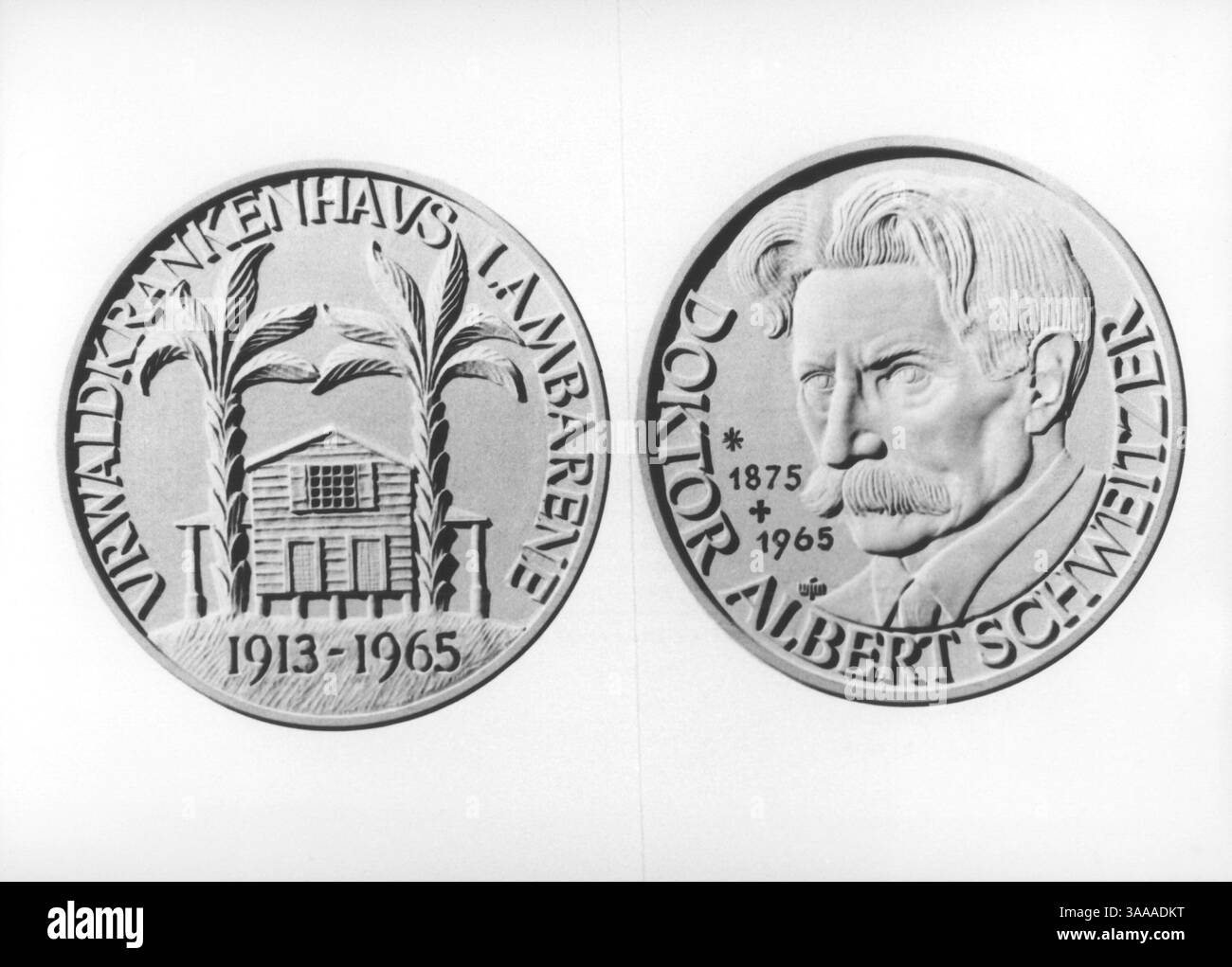 11 settembre 1965; Monaco di Baviera, GERMANIA; (FOTO DEL FILE) Medaglia commemorativa del Dr. Albert Schweitzer. In ricordo del Dr. Schweitzer, la Staatliche Munze Munchen (moneta pubblica Monaco di Baviera) creò medaglie in oro e argento. Un lato scarpe il ritratto del filantropo e l'altro lato mostra l'ospedale di Lambarene. Le medaglie d'oro sono disponibili in otto diverse misure, mentre le medaglie d'argento sono disponibili in una sola misura. Foto Stock