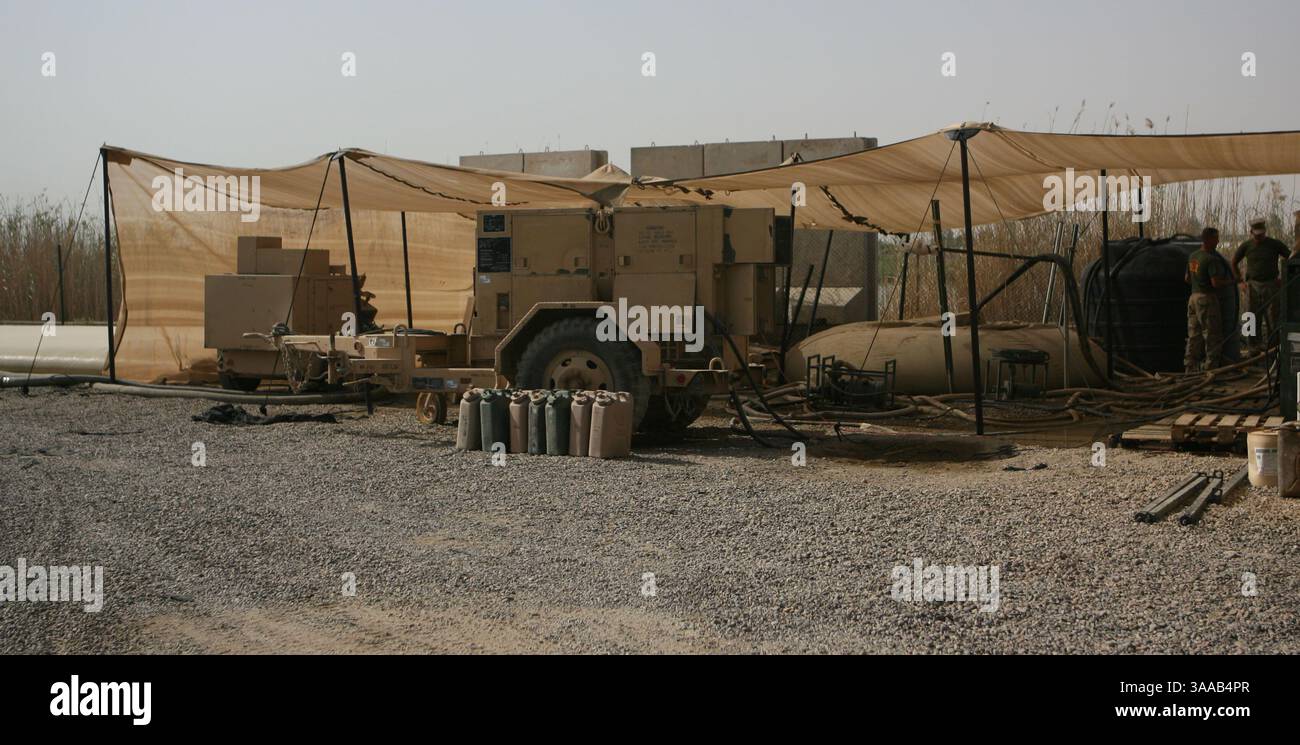18 giugno 2006; Blue Diamond, provincia di al Anbar, IRAQ; tre Marine della Blue Diamond, appena fuori Ramadi, gestiscono qui un'unità di purificazione dell'acqua a osmosi inversa, producendo da 15.000 a 18.000 galloni di acqua pulita, purificata e clorurata ogni giorno per le forze di sicurezza irachene. Senza l'acqua, l'ISF sarebbe fortemente limitata nella loro capacità di preparare cibo, doccia e altrimenti sopravvivere mentre conducono missioni nella regione. Credito obbligatorio: Foto di Daniel J. Redding/US Marines/ZUMA Press. (©) Copyright 2006 di US Marines Foto Stock