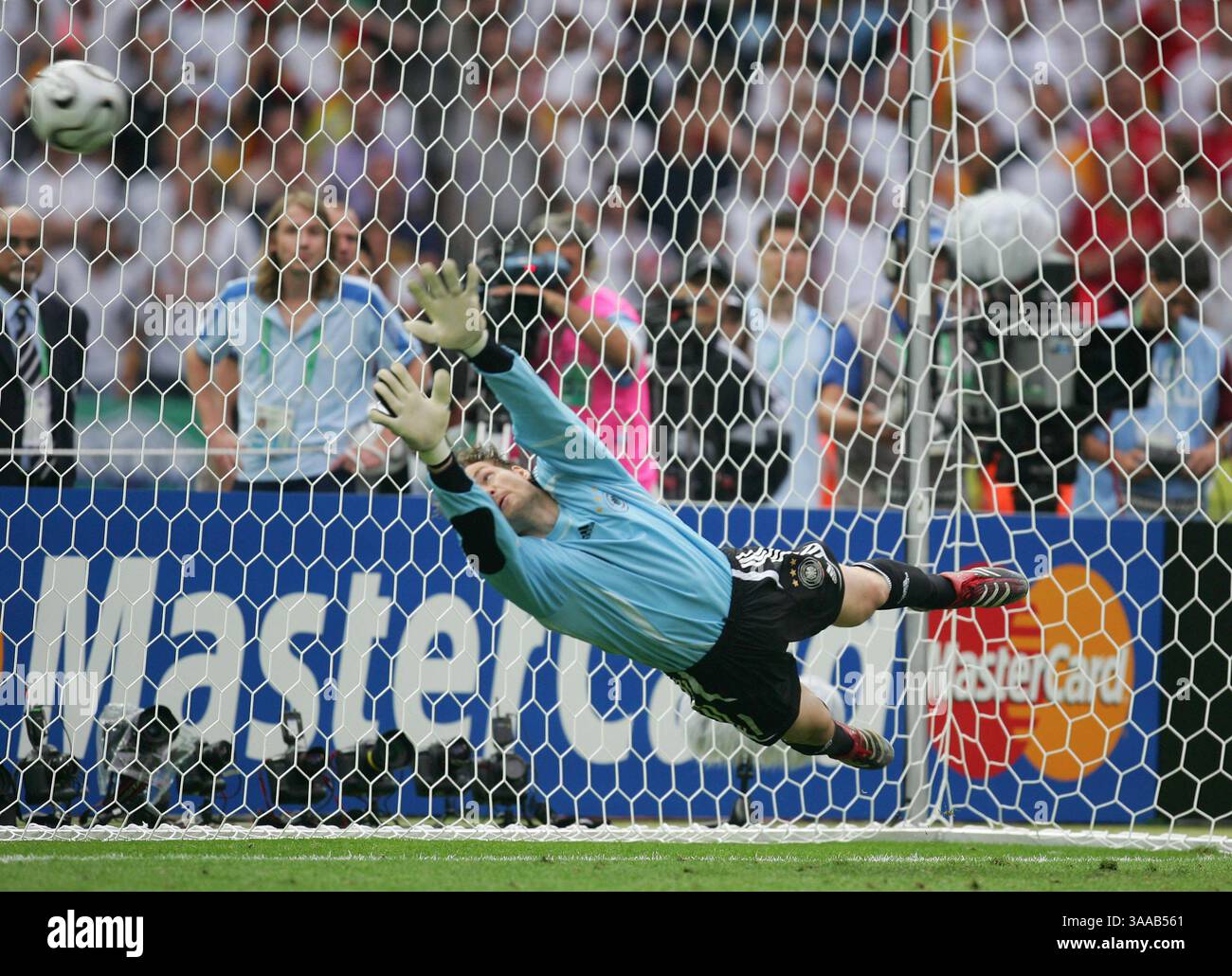 30 giugno 2006; Berlino, GERMANIA; Coppa del mondo FIFA 2006: Il portiere tedesco JENS LEHMANN cerca di salvare il rigore di Julio Cruz dell'Argentina durante i calci nei quarti di finale partita Germania vs Argentina. Le squadre pareggiarono 1-1 dopo i tempi supplementari e la Germania vinse la partita 4-2 dopo i calci di rigore. Credito obbligatorio: Foto di Matthew Ashton/ZUMA Press. (©) Copyright 2006 di Matthew Ashton Foto Stock