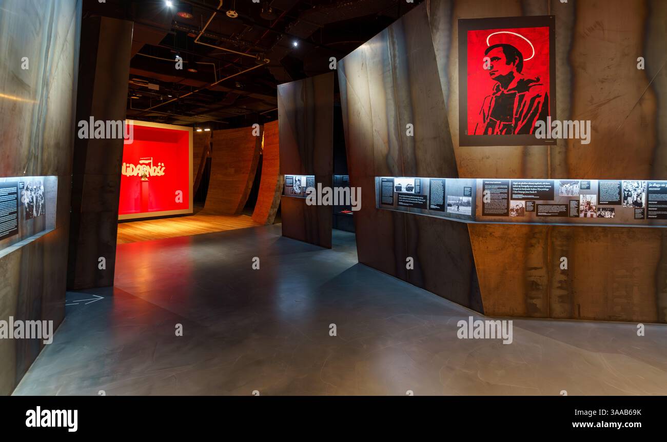 Muzeum Jana Pawła II i Prymasa Wyszynskiego. Museo di Giovanni Paolo II e del Primate Wyszynski all'interno del Tempio della Divina Provvidenza, Varsavia, Polonia. Interessante design espositivo. Foto Stock