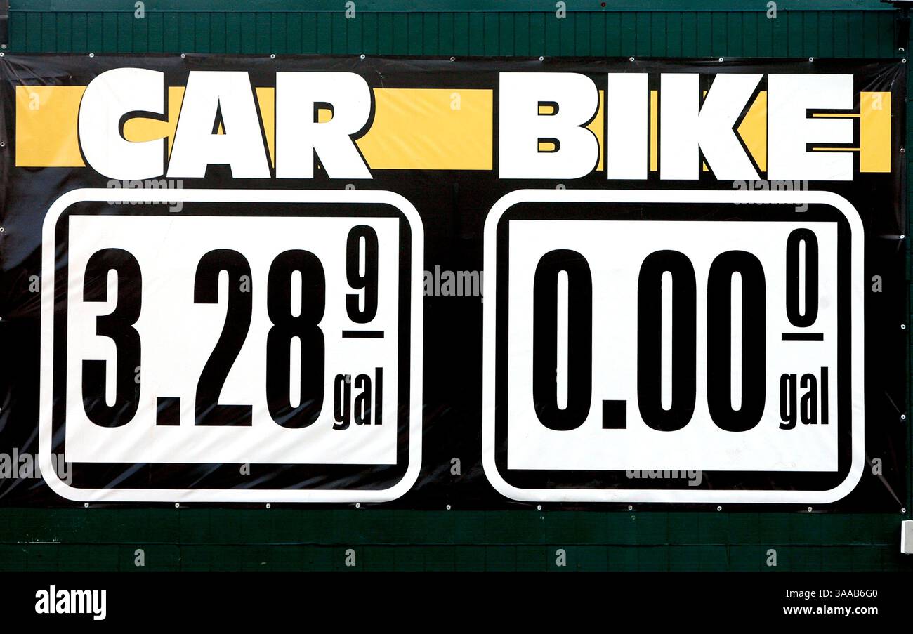 13 maggio 2006; Branford, CT, Stati Uniti; con l'aumento dei prezzi della benzina, i cicli di Zane a Branford, Connecticut, offrono il vantaggio di andare in bicicletta su questo cartellone. Credito obbligatorio: Foto di Arnold Gold/The New Haven Register/ZUMA Press. (©) Copyright 2006 del New Haven Register Foto Stock