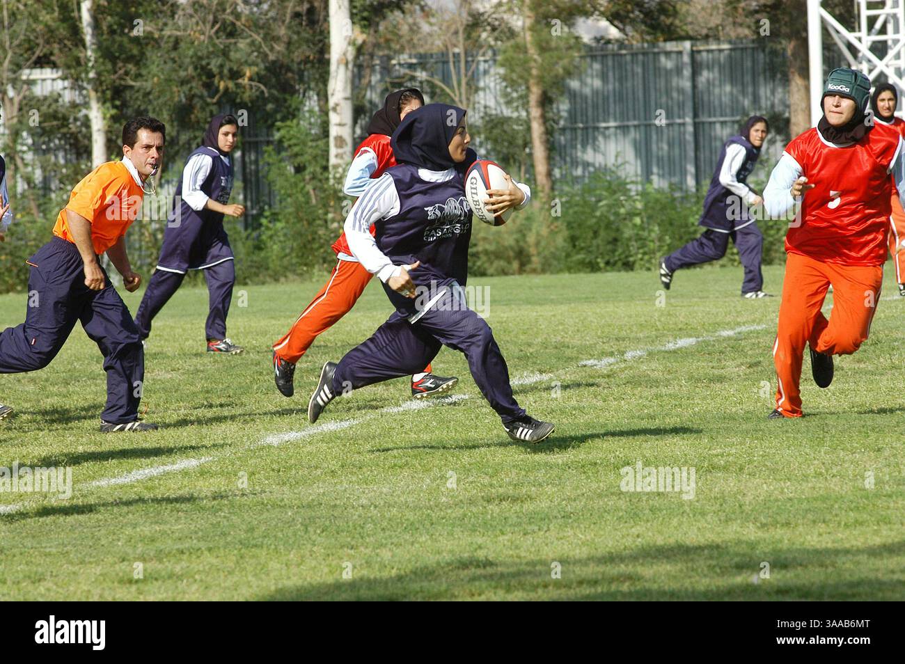 21 luglio 2006; Teheran, IRAN; le giocatrici di rugby iraniane partecipano a un torneo a Teheran, Iran. Questa competizione di rugby è una prima volta per le donne iraniane. Credito obbligatorio: Foto di Siavash Habibollahi/ZUMA Press. (©) Copyright 2006 di Siavash Habibollahi Foto Stock