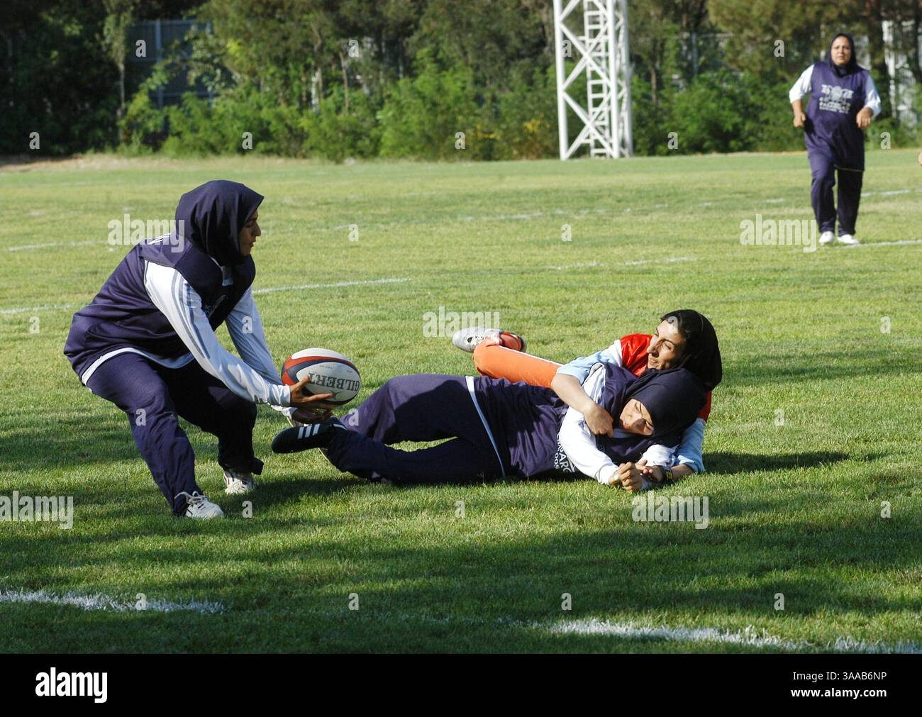 21 luglio 2006; Teheran, IRAN; le giocatrici di rugby iraniane giocano un torneo a Teheran, Iran. Questa competizione di rugby è una prima volta per le donne iraniane. Credito obbligatorio: Foto di Siavash Habibollahi/ZUMA Press. (©) Copyright 2006 di Siavash Habibollahi Foto Stock