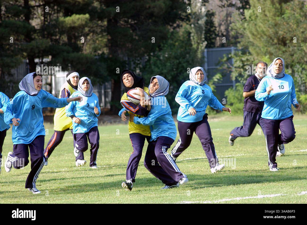 21 luglio 2006; Teheran, IRAN; le giocatrici di rugby iraniane giocano un torneo a Teheran, Iran. Questa competizione di rugby è una prima volta per le donne iraniane. Credito obbligatorio: Foto di Siavash Habibollahi/ZUMA Press. (©) Copyright 2006 di Siavash Habibollahi Foto Stock