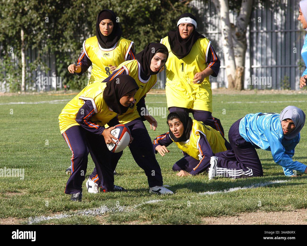 21 luglio 2006; Teheran, IRAN; le giocatrici di rugby iraniane giocano un torneo a Teheran, Iran. Questa competizione di rugby è una prima volta per le donne iraniane. Credito obbligatorio: Foto di Siavash Habibollahi/ZUMA Press. (©) Copyright 2006 di Siavash Habibollahi Foto Stock