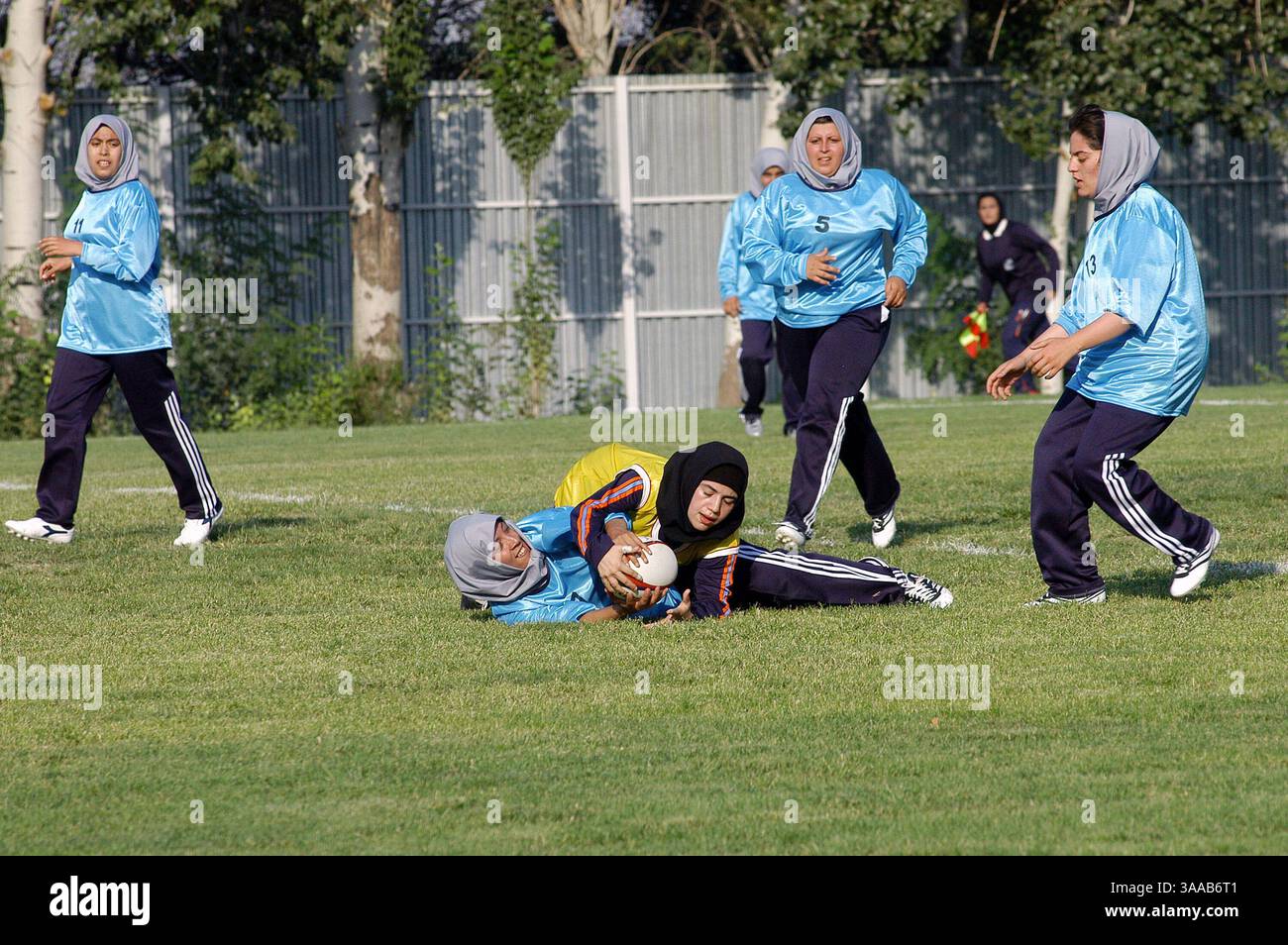 21 luglio 2006; Teheran, IRAN; le giocatrici di rugby iraniane partecipano a un torneo a Teheran, Iran. Questa competizione di rugby è una prima volta per le donne iraniane. Credito obbligatorio: Foto di Siavash Habibollahi/ZUMA Press. (©) Copyright 2006 di Siavash Habibollahi Foto Stock