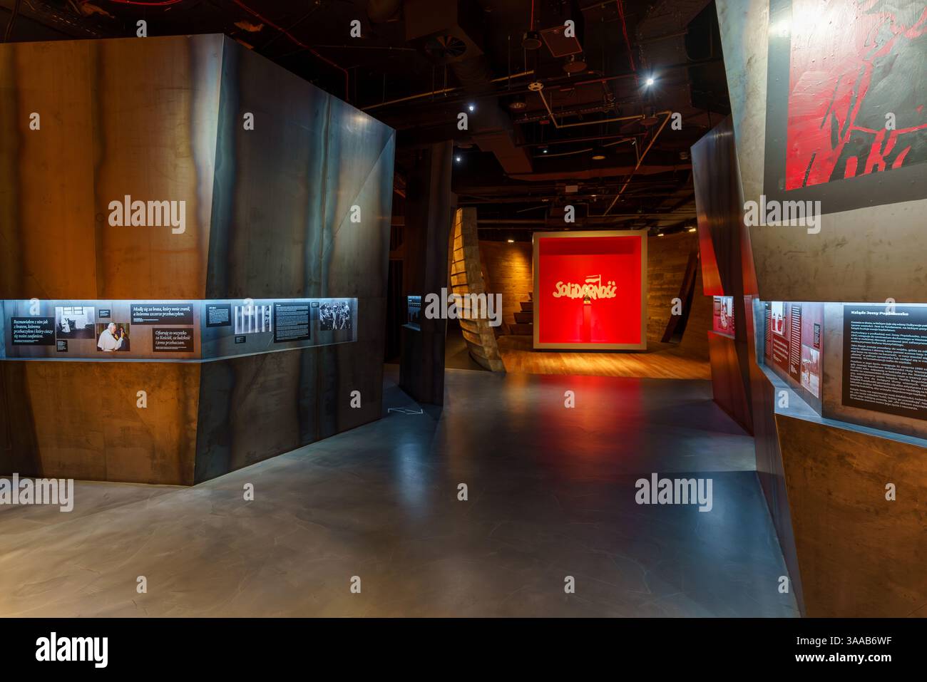 Muzeum Jana Pawła II i Prymasa Wyszynskiego. Museo di Giovanni Paolo II e del Primate Wyszynski all'interno del Tempio della Divina Provvidenza, Varsavia, Polonia. Interessante design espositivo. Foto Stock