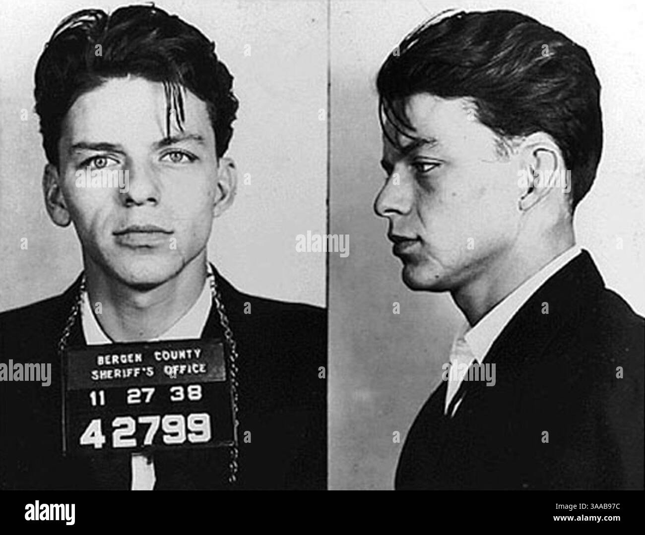 27 novembre 1938; contea di Bergen, New Jersey, Stati Uniti; FRANK SINATRA fu arrestato dallo sceriffo della contea di Bergen, New Jersey, nel 1938 e accusato di aver portato avanti una donna sposata. L'accusa fu poi cambiata in adulterio, e alla fine fu respinta. Foto Stock