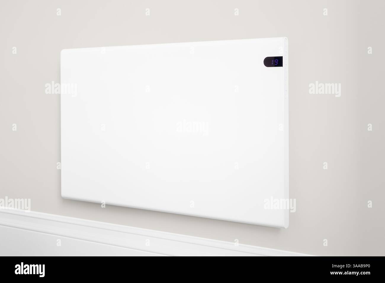 Moderno radiatore elettrico a pannello su parete di una stanza, interni di casa, Regno Unito Foto Stock Moderno radiatore elettrico a pannello su parete di una stanza, interni di casa, Regno Unito Foto Stock