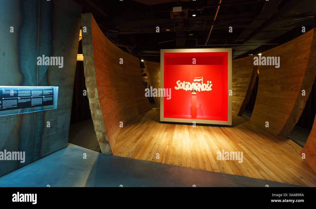 Muzeum Jana Pawła II i Prymasa Wyszynskiego. Museo di Giovanni Paolo II e del Primate Wyszynski all'interno del Tempio della Divina Provvidenza, Varsavia, Polonia. Interessante design espositivo. Foto Stock