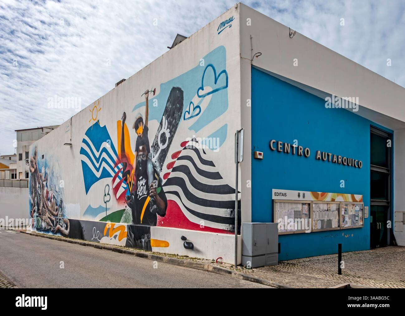 Murale sul muro del Centro Municipale di Quarteira, Quarteira Portogallo Foto Stock