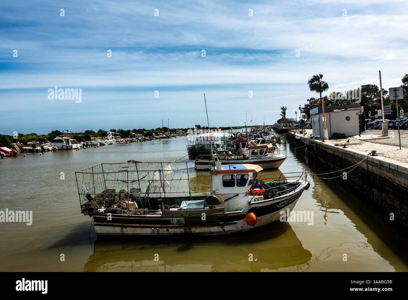 Piccole barche da pesca ormeggiate sul molo a Olháo, Portogallo. Foto Stock