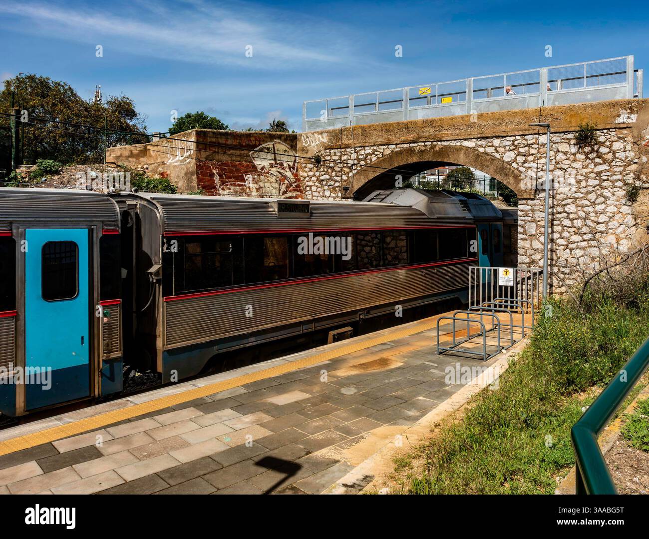 Un treno che passa il ponte a Olháo, stazione ferroviaria, Olháo, Portogallo. Foto Stock