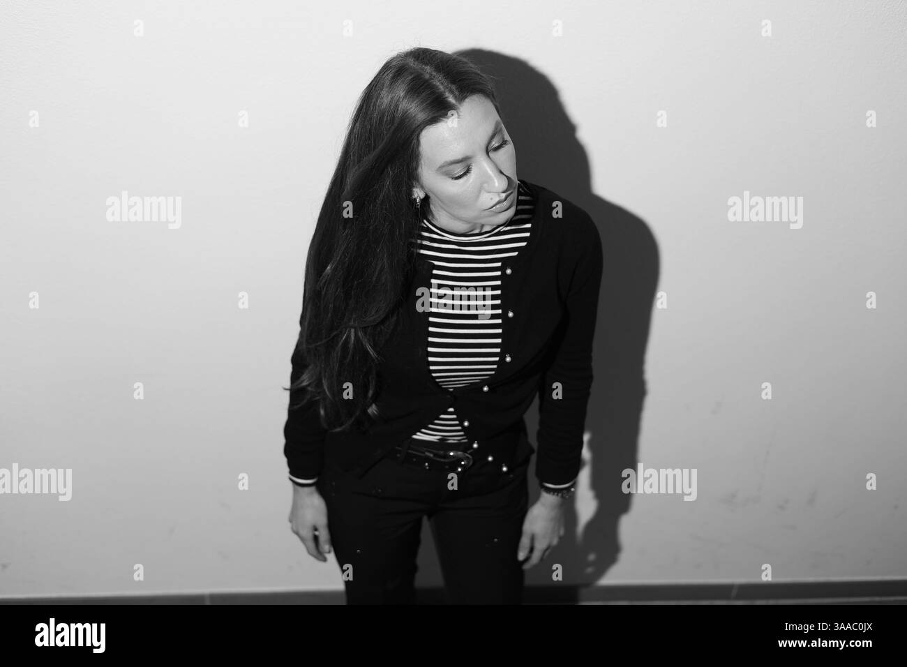 ritratto in bianco e nero di una bella ragazza in stile retrò copertina ritratto di una rivista di moda Foto Stock