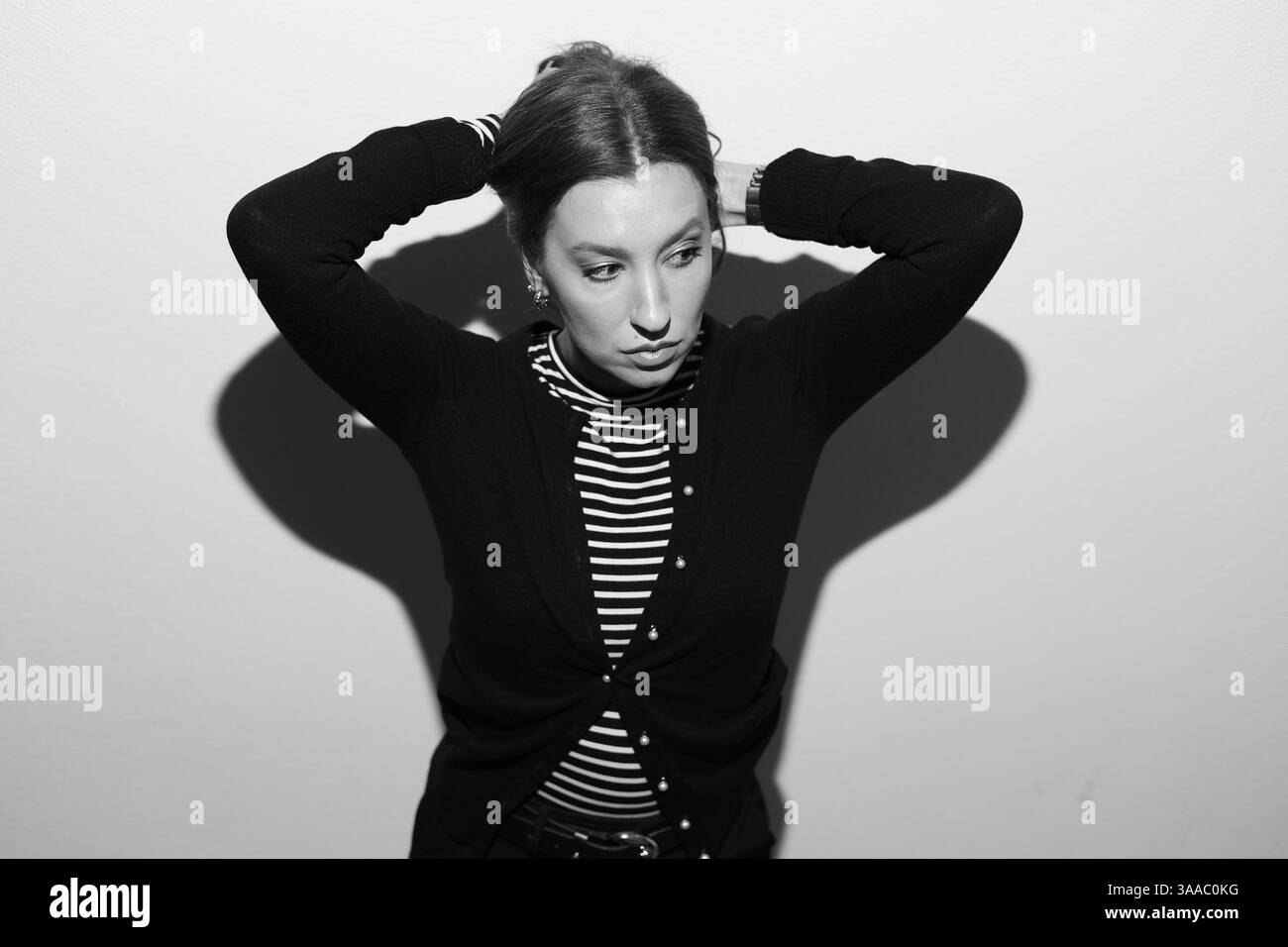 ritratto in bianco e nero di una bella ragazza in stile retrò copertina ritratto di una rivista di moda Foto Stock