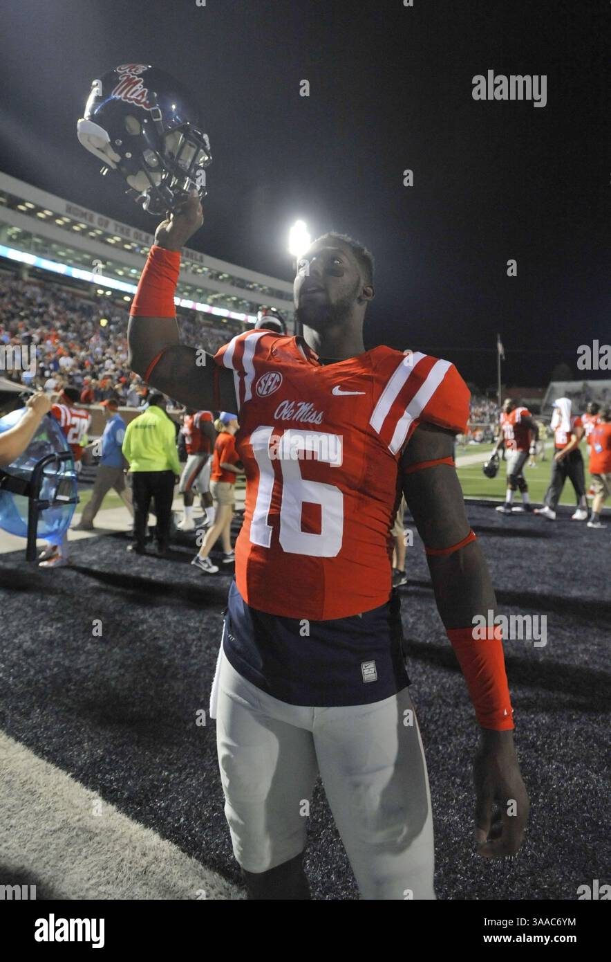 24 ottobre 2015 - Oxford, MS, U. S - il ricevitore del Mississippi COLLINS MOORE riconosce i tifosi dopo una partita di football universitario della NCAA contro il Texas A&M al Vaught-Hemmingway Stadium di Oxford, MS, sabato 24 ottobre 2015. Mississippi ha vinto 23 a 3. (Immagine di credito: © Austin McAfee via ZUMA Wire) Foto Stock