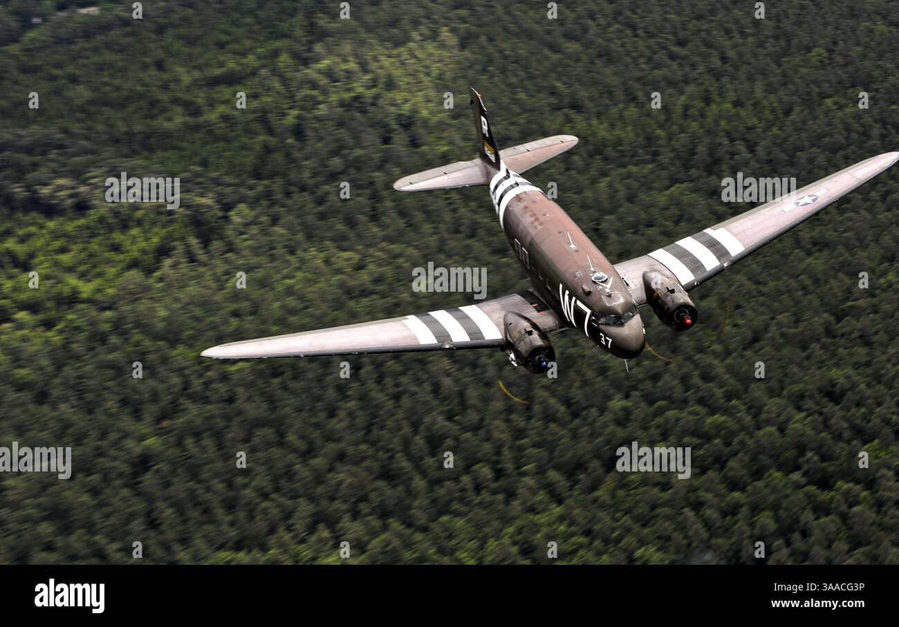 30 maggio 2014 - Ramstein, Germania - Uno storico aereo da trasporto Douglas C-47 Skytrain dipinse i colori della Royal Air Force, vola sulla campagna tedesca il 30 maggio 2014 sulla strada per la base aerea di Ramstein. Il C-47 partecipa alle attività per l'anniversario della seconda guerra mondiale, tra cui il 70° anniversario del D-Day. (Immagine di credito: © staff Sgt Sara Keller/Planet Pix via ZUMA Wire) Foto Stock