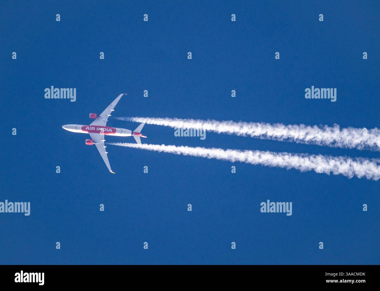 Percorsi di condensazione dall'Airbus A350 di Air India sul volo da Londra Heathrow a nuova Delhi, a un'altitudine di 37.000 metri sopra il Nord Reno-Wes Foto Stock