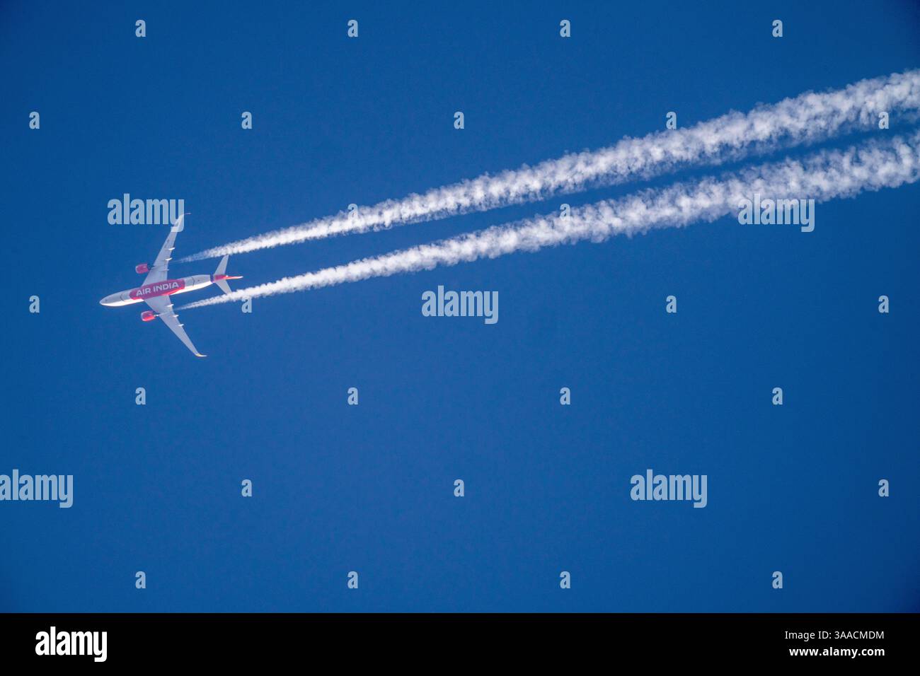 Percorsi di condensazione dall'Airbus A350 di Air India sul volo da Londra Heathrow a nuova Delhi, a un'altitudine di 37.000 metri sopra il Nord Reno-Wes Foto Stock
