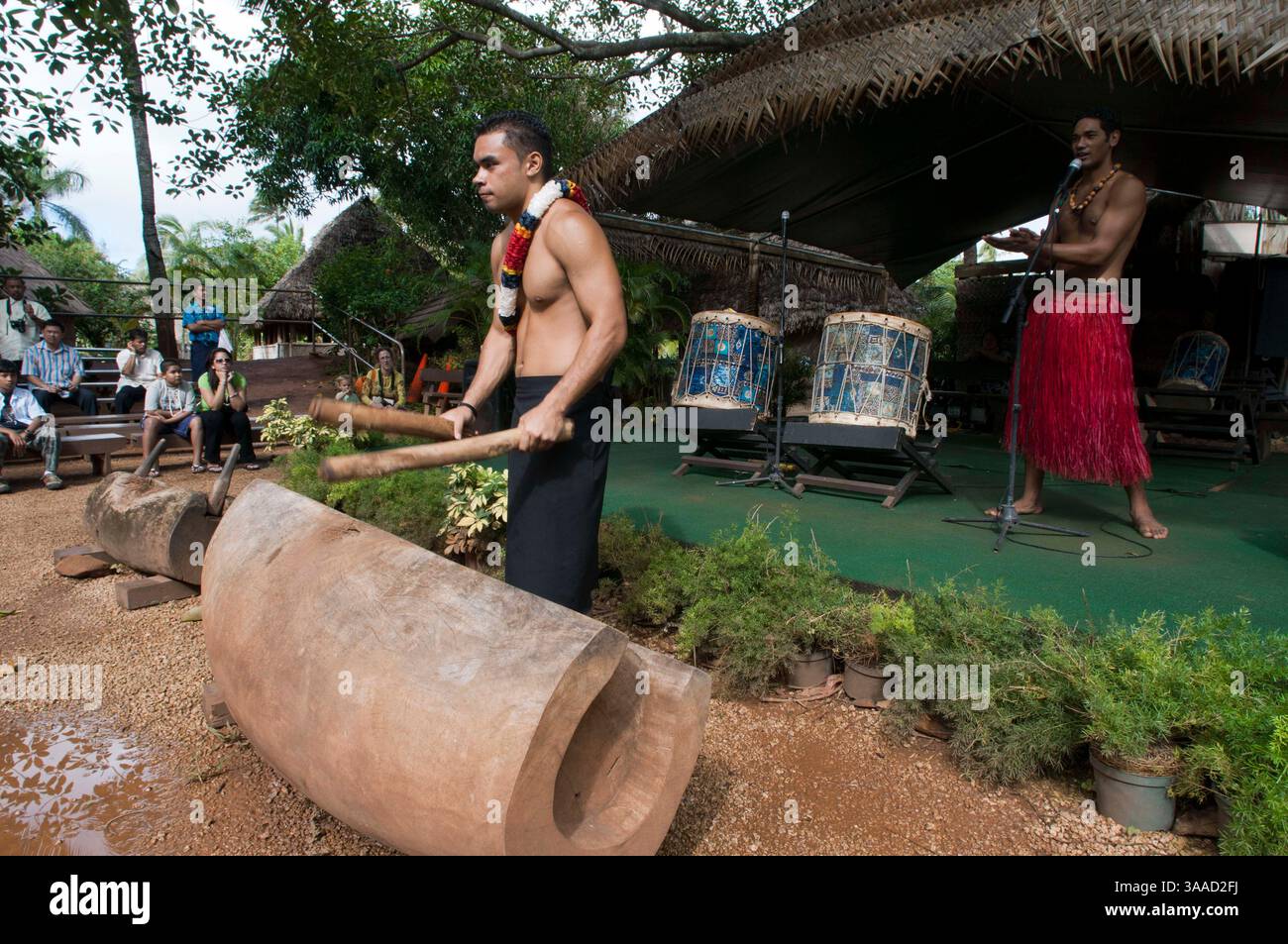 4 gennaio 2015 - Hawaii, Stati Uniti - batteria spaccata. Tamburo in legno tradizionale polinesiano. I tamburi figiani svolgono un ruolo importante nelle tradizioni culturali delle isole. Non solo sono usati nella musica, ma anche come forma di comunicazione. (Crediti: Sergi Reboredo via ZUMA Wire) Foto Stock