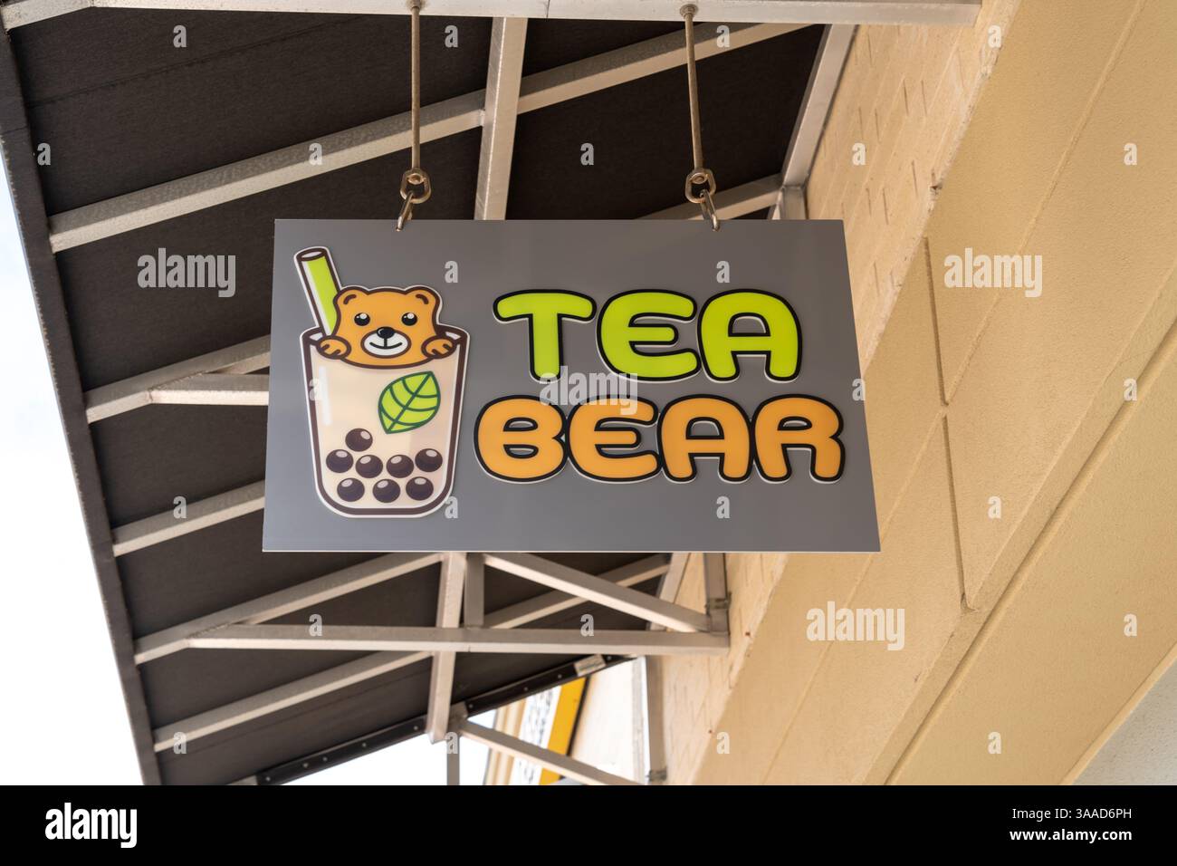 Houston, Texas, Stati Uniti - 2 marzo 2022: Cartello sospeso Tea Bear Teahouse in un centro commerciale outlet a Houston, Texas, Stati Uniti. Foto Stock