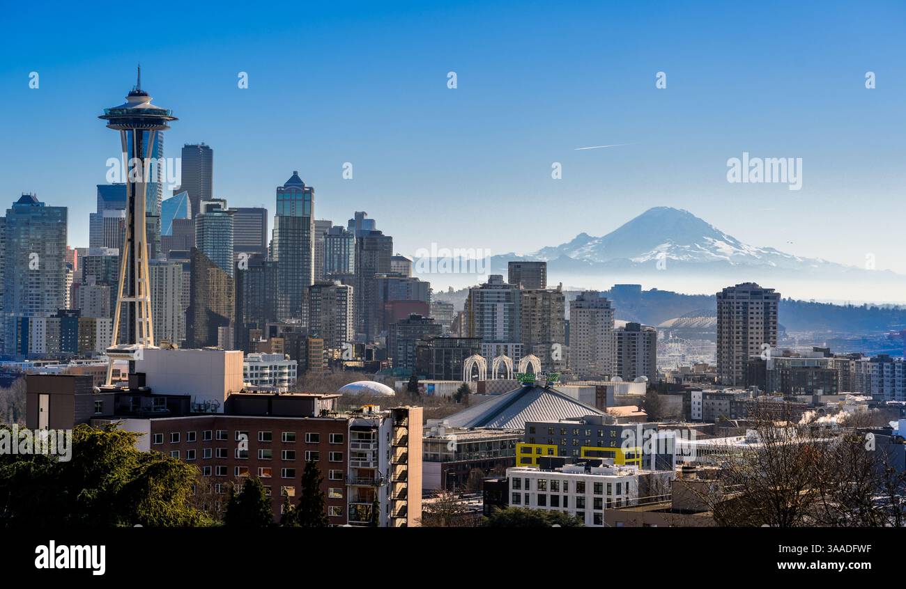 Skyline di Seattle Washington con Space Needle in primo piano e Mount Rainier in lontananza Foto Stock