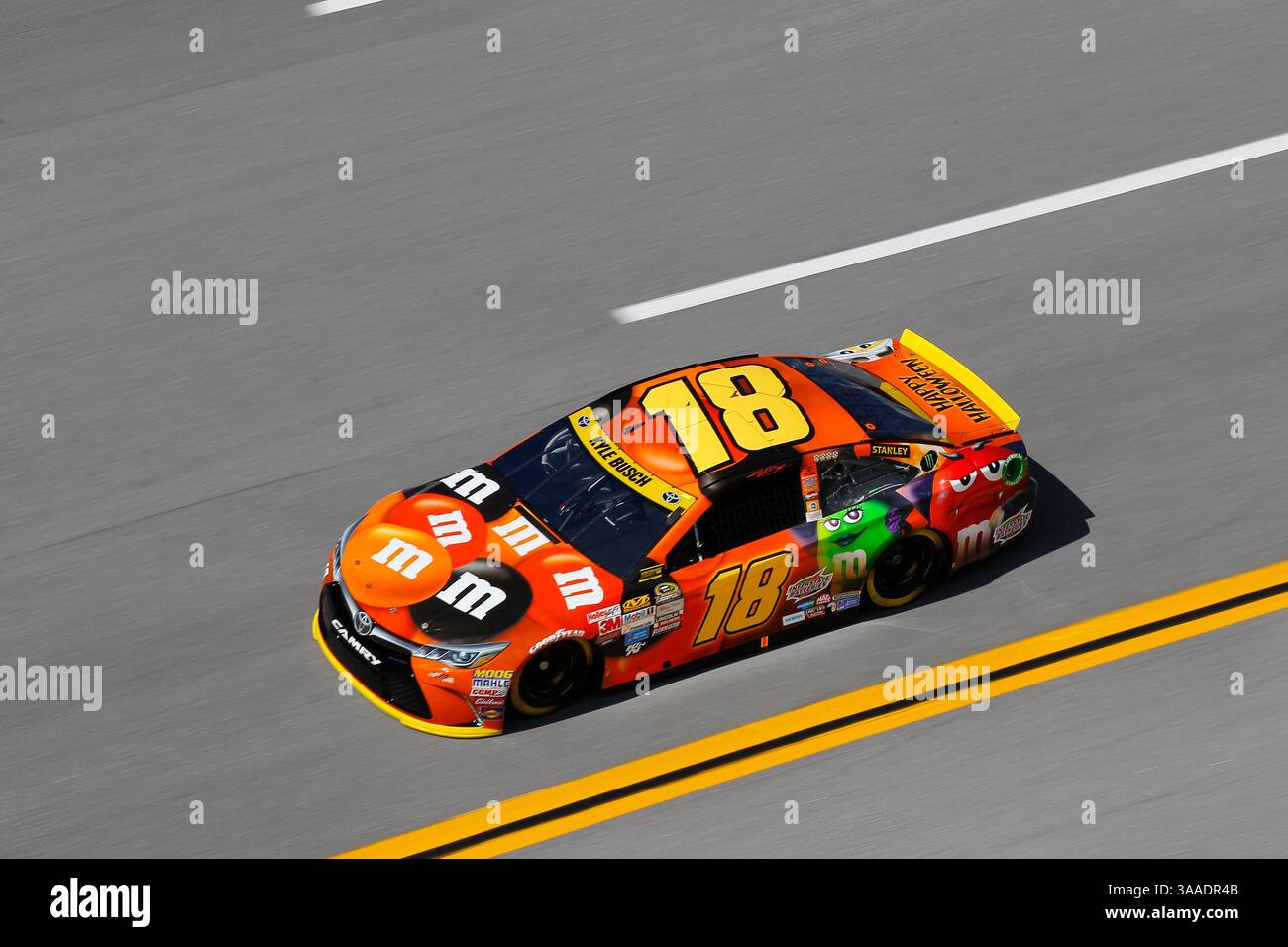 23 ottobre 2015 - Talladega, AL, Stati Uniti - Talladega, AL - 23 ottobre 2015: Kyle Busch (18) Practices for the CampingWorld.com 500 at Talladega Superspeedway a Talladega, AL. (Immagine di credito: © ASP/CSM tramite filo ZUMA) Foto Stock